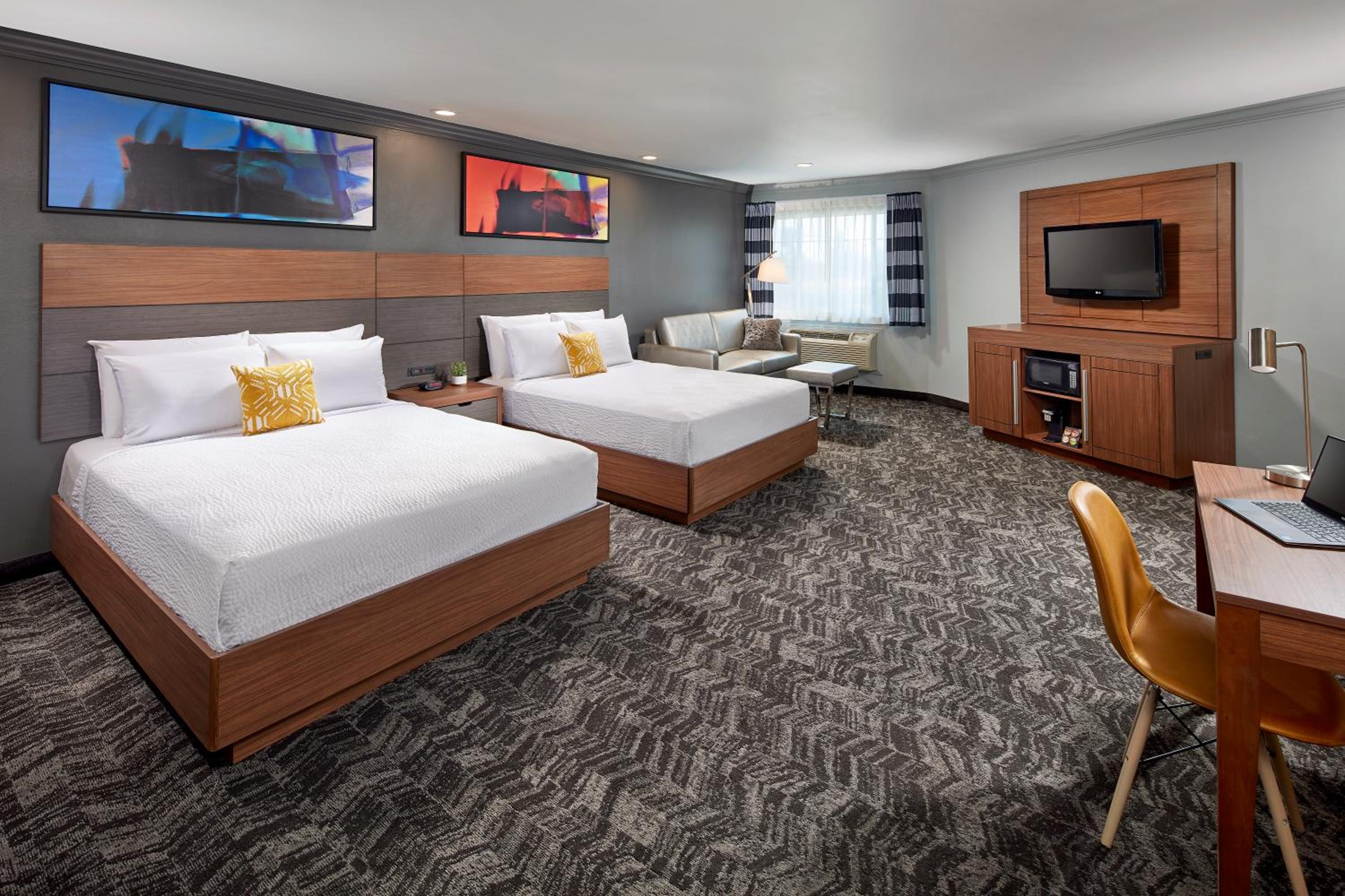 Queen Suite with Two Queen Beds - Photo 3