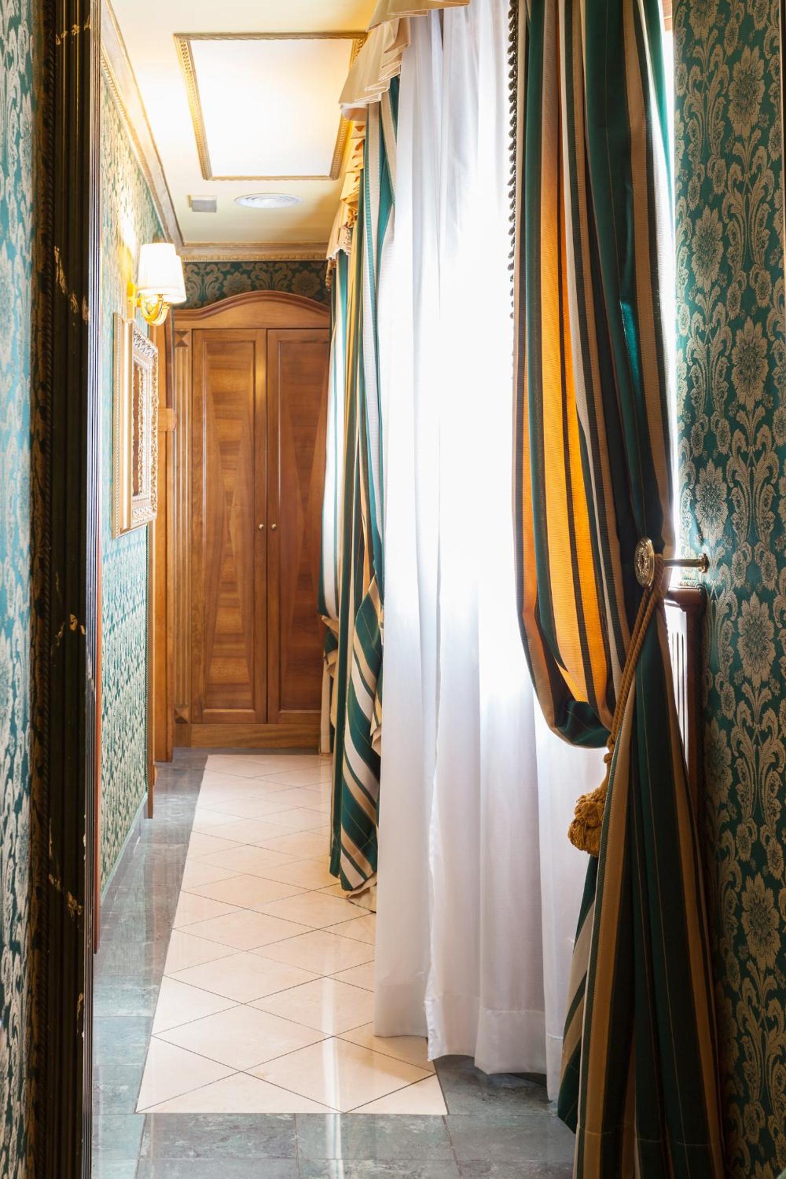 Luxury Quadruple Room thumbnail 5