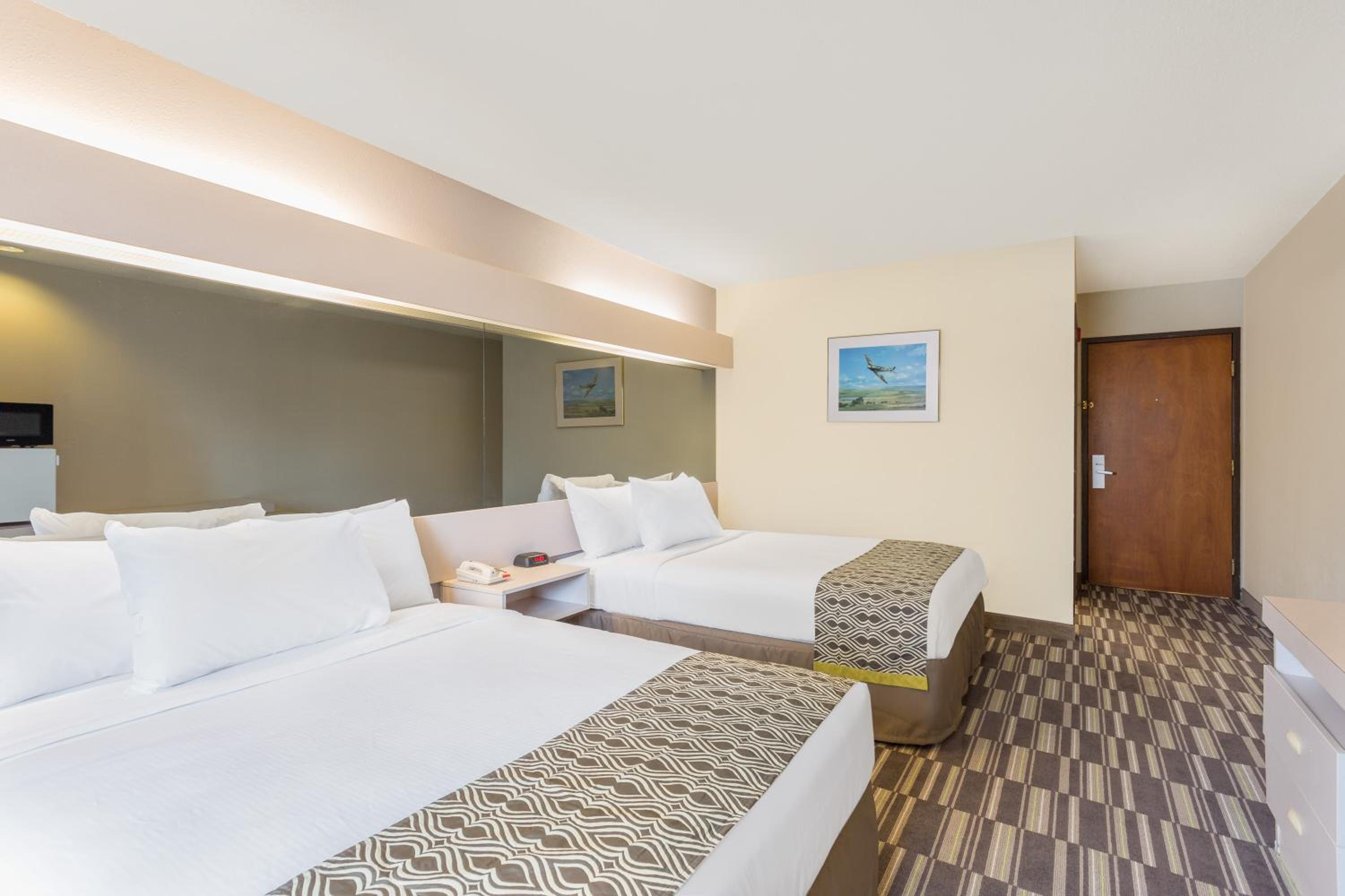 Queen Room with Two Queen Beds - Smoking - Photo 2