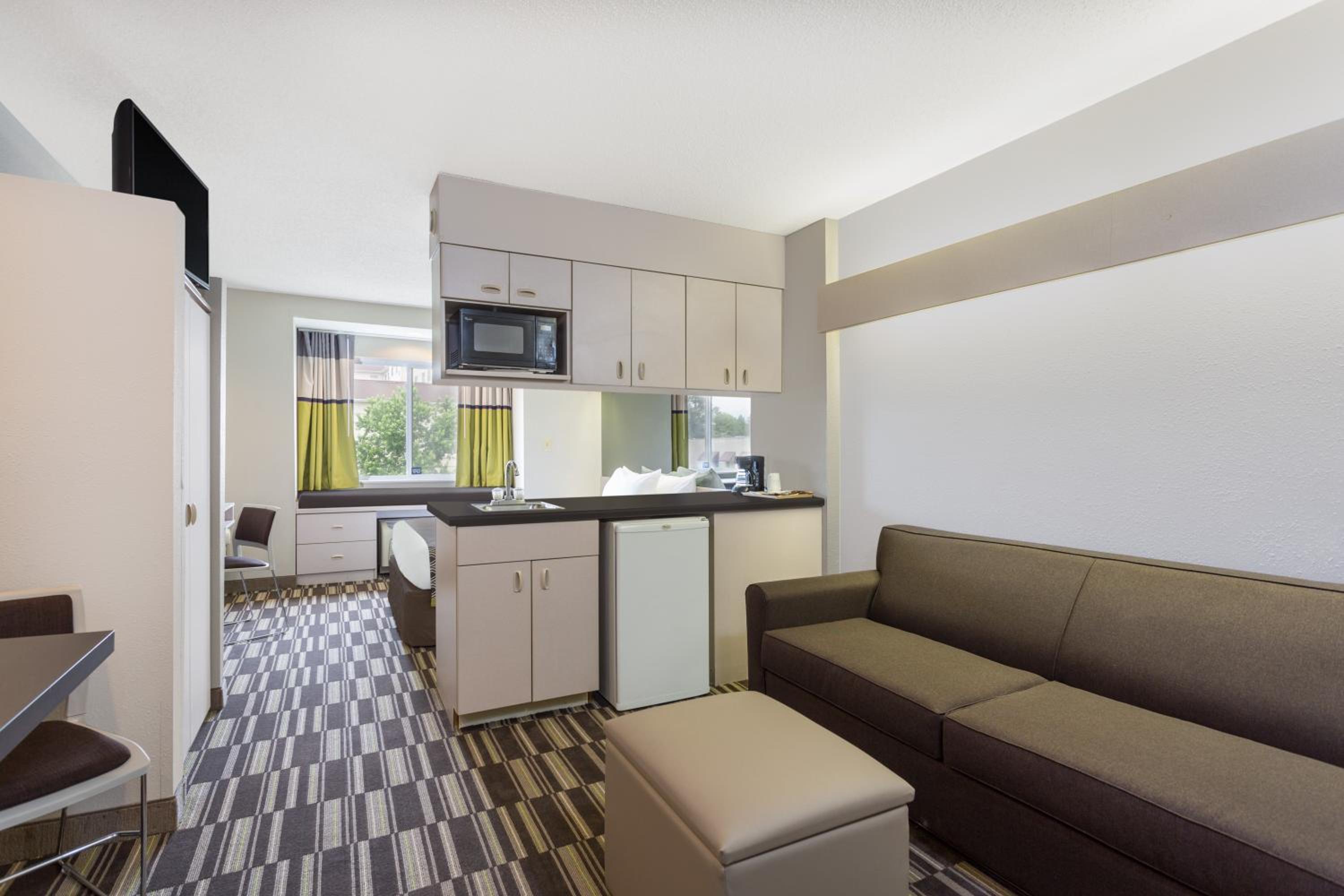 Queen Studio Suite - Mobility Access/Non-Smoking - Photo 1
