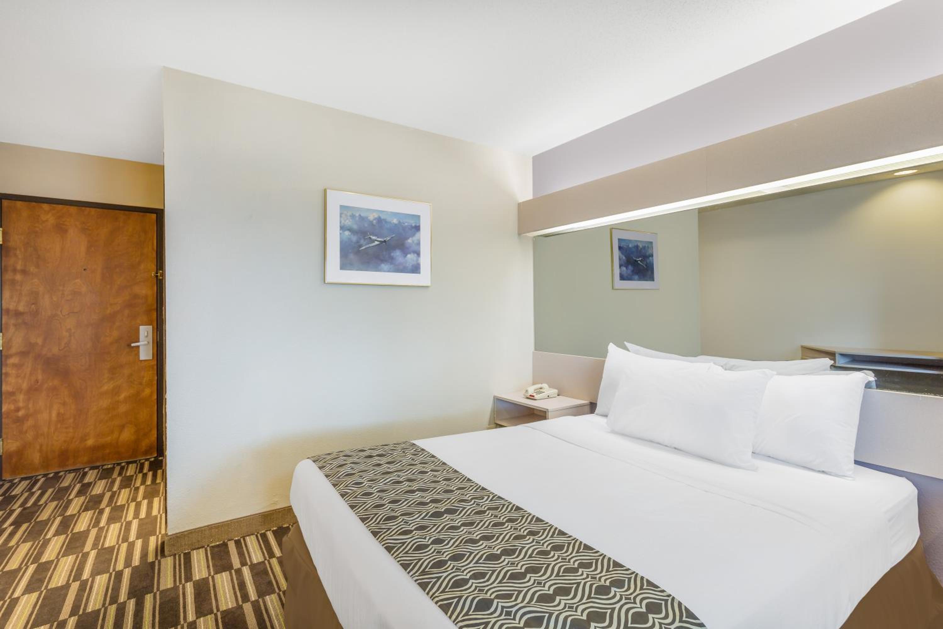 Queen Room - Non-Smoking - Photo 1