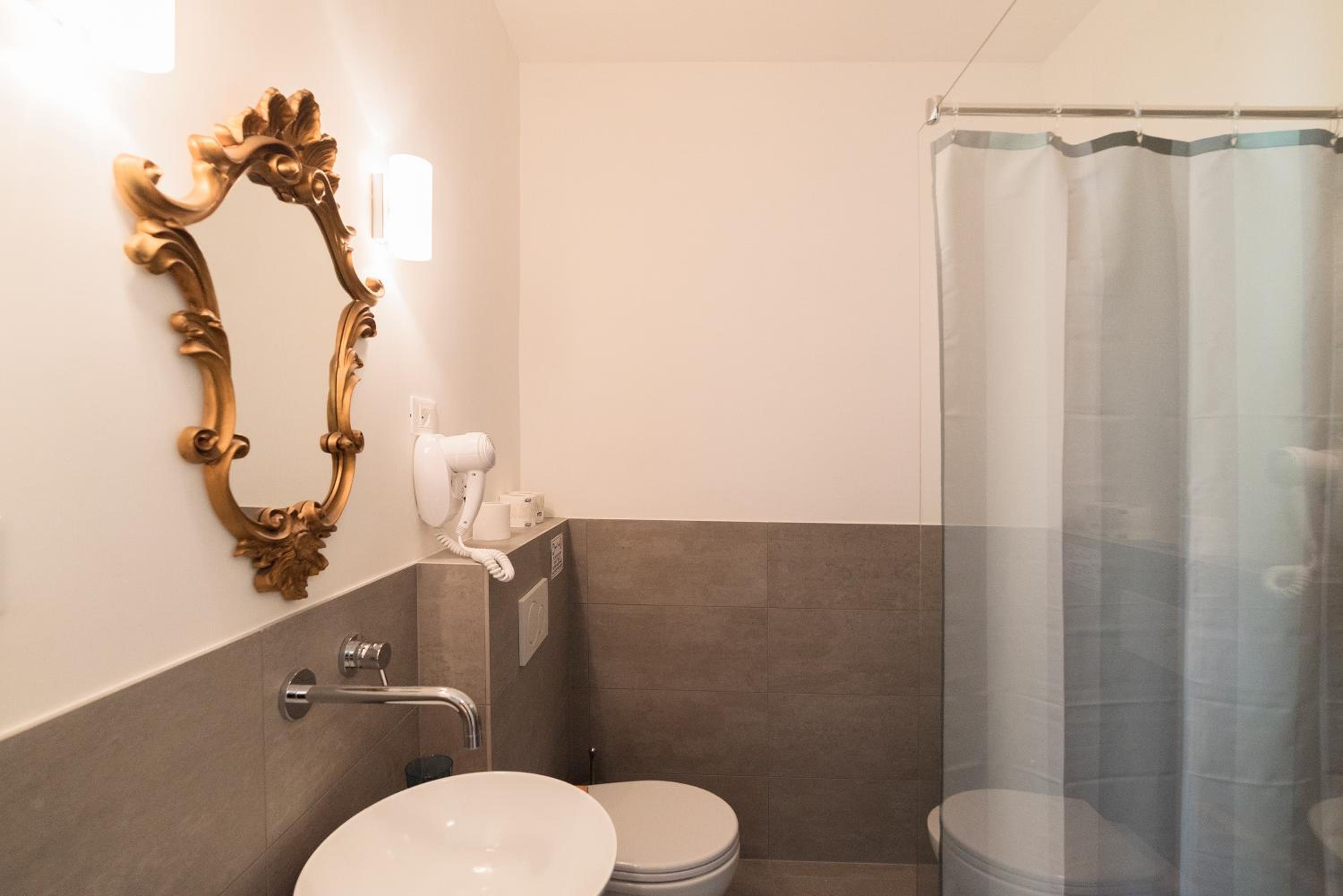 Single Room with Private Bathroom photo 3