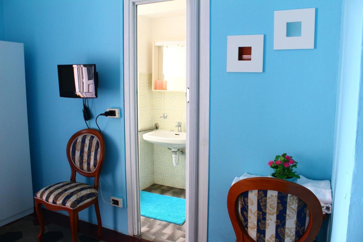 Double or Twin Room with Private Bathroom photo 3
