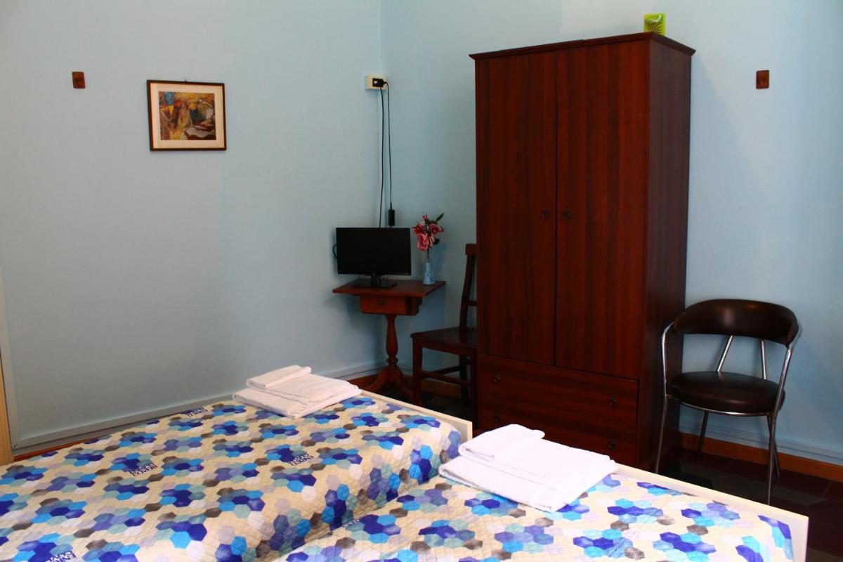 Twin Room with Shared Bathroom photo 2