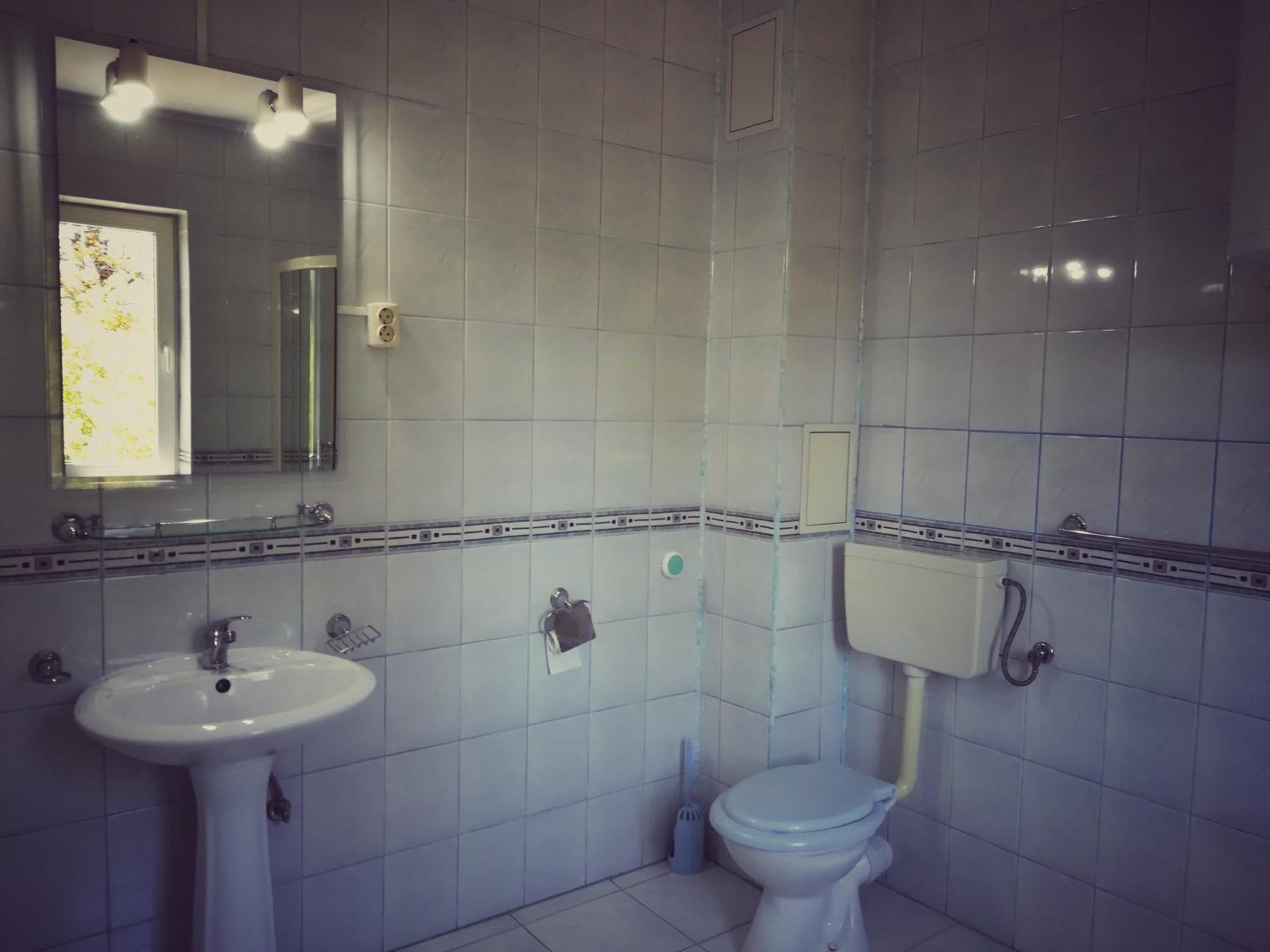 Standard Twin Room with Sofa - Photo 4