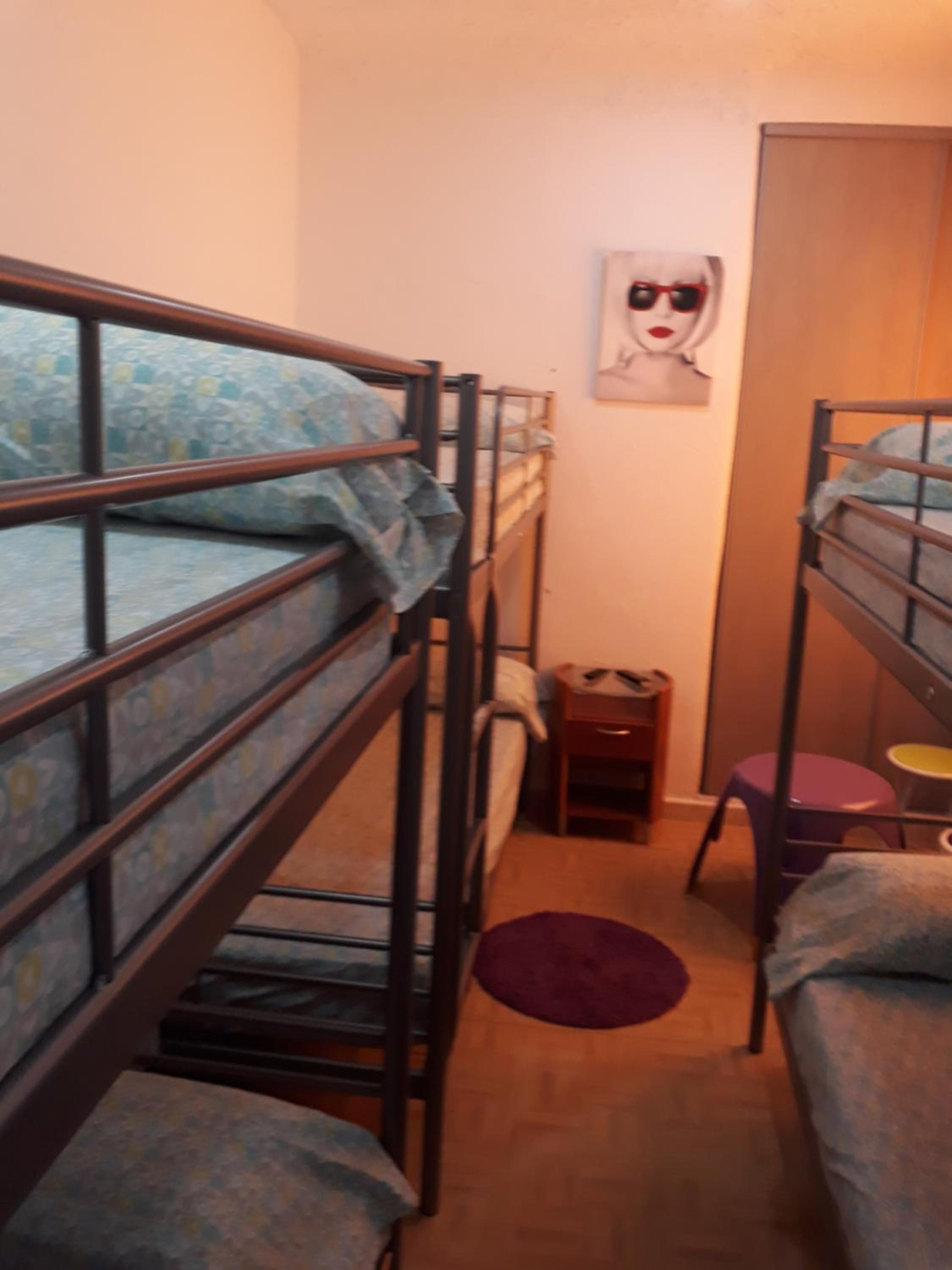 Habitación de dormitorio femenino de 6 camas