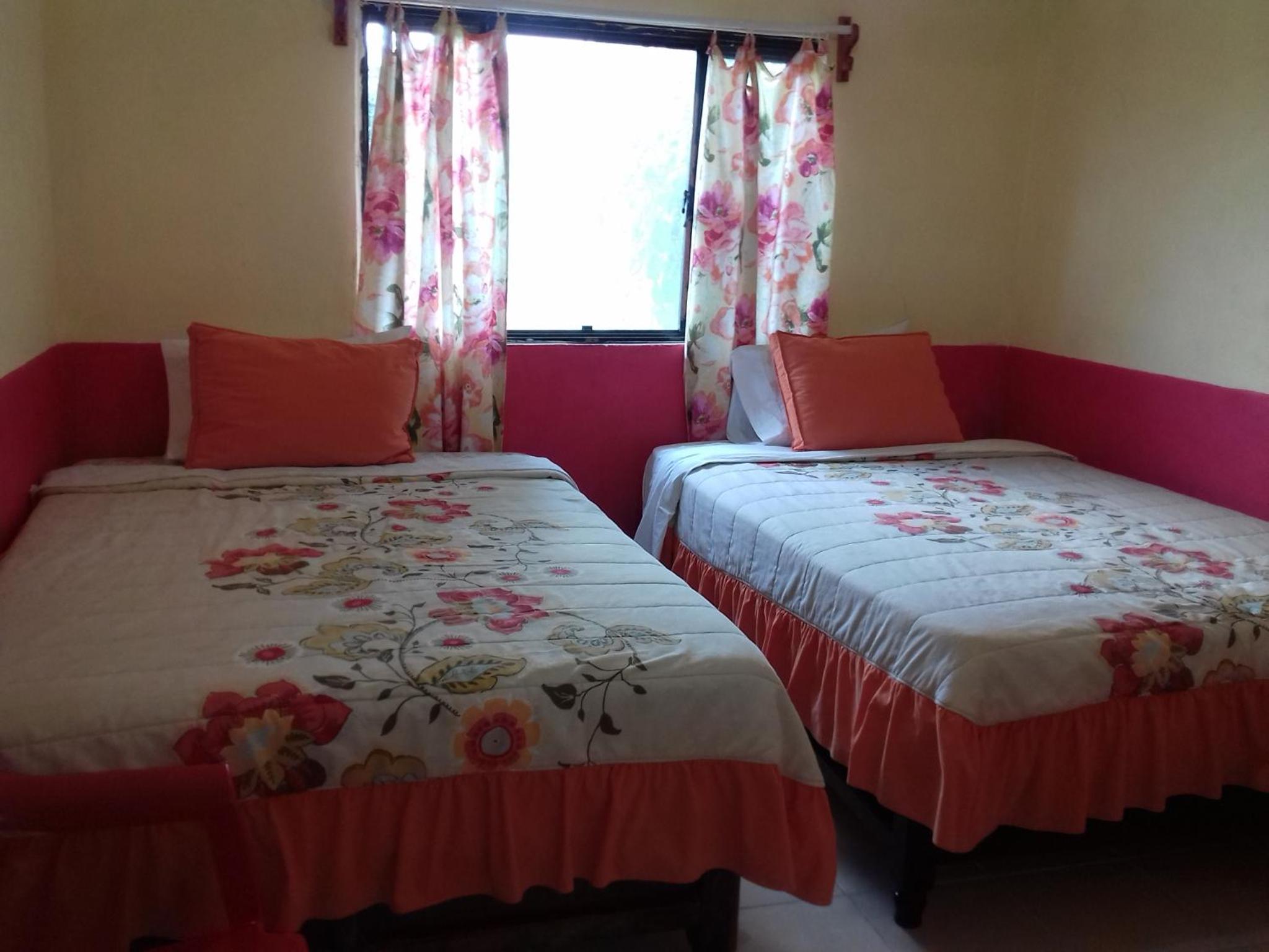 Queen Room with Two Queen Beds - Photo 5