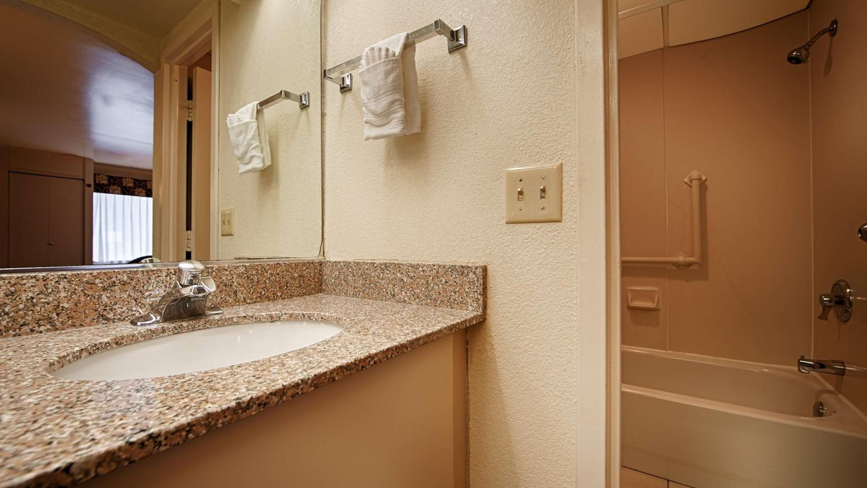 King Room - Non-Smoking - Photo 2