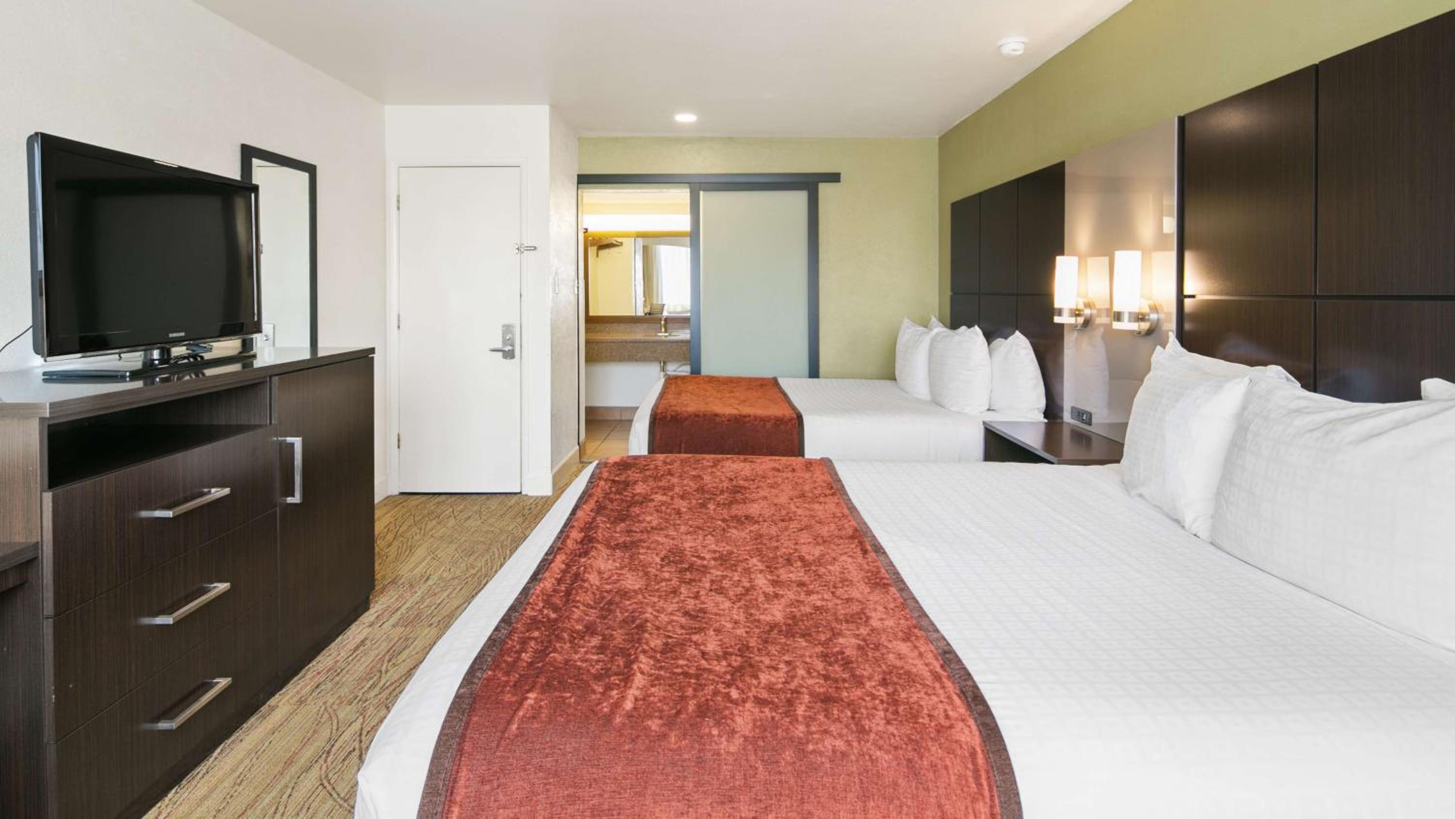 Queen Room with Two Queen Beds - Non-Smoking - Photo 6