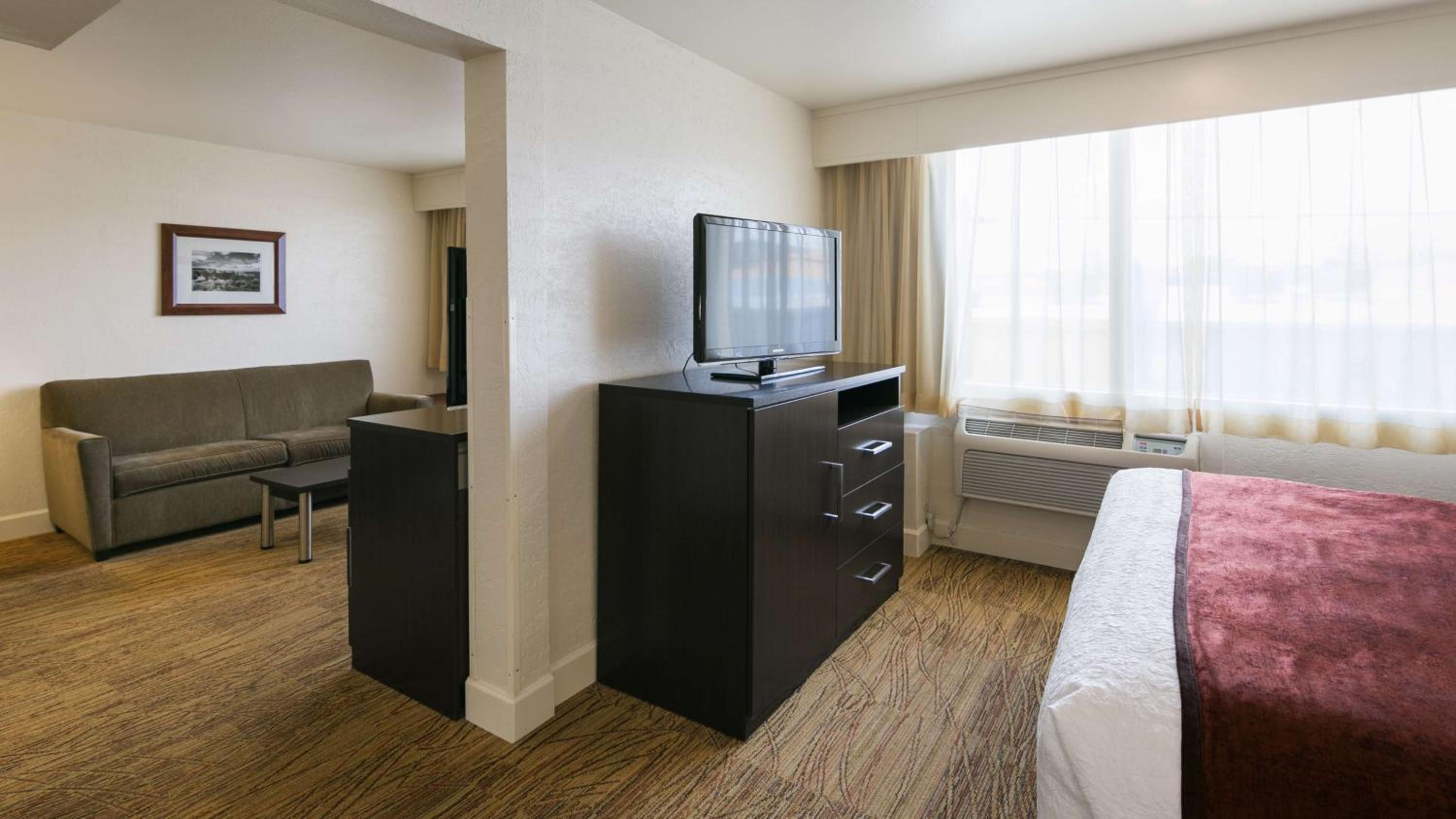 King Suite - Non-Smoking - Photo 2