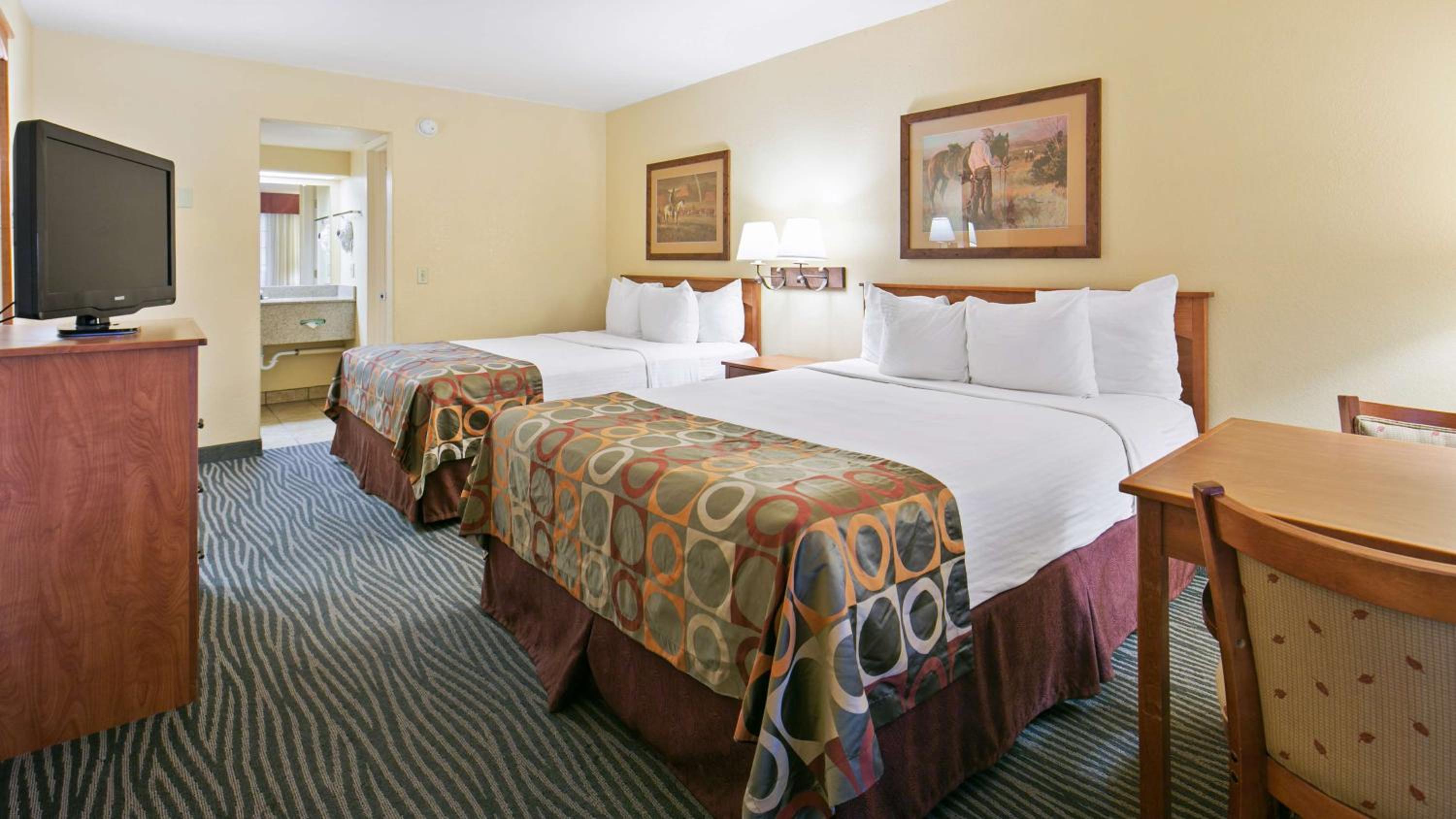 Queen Room with Two Queen Beds photo 1