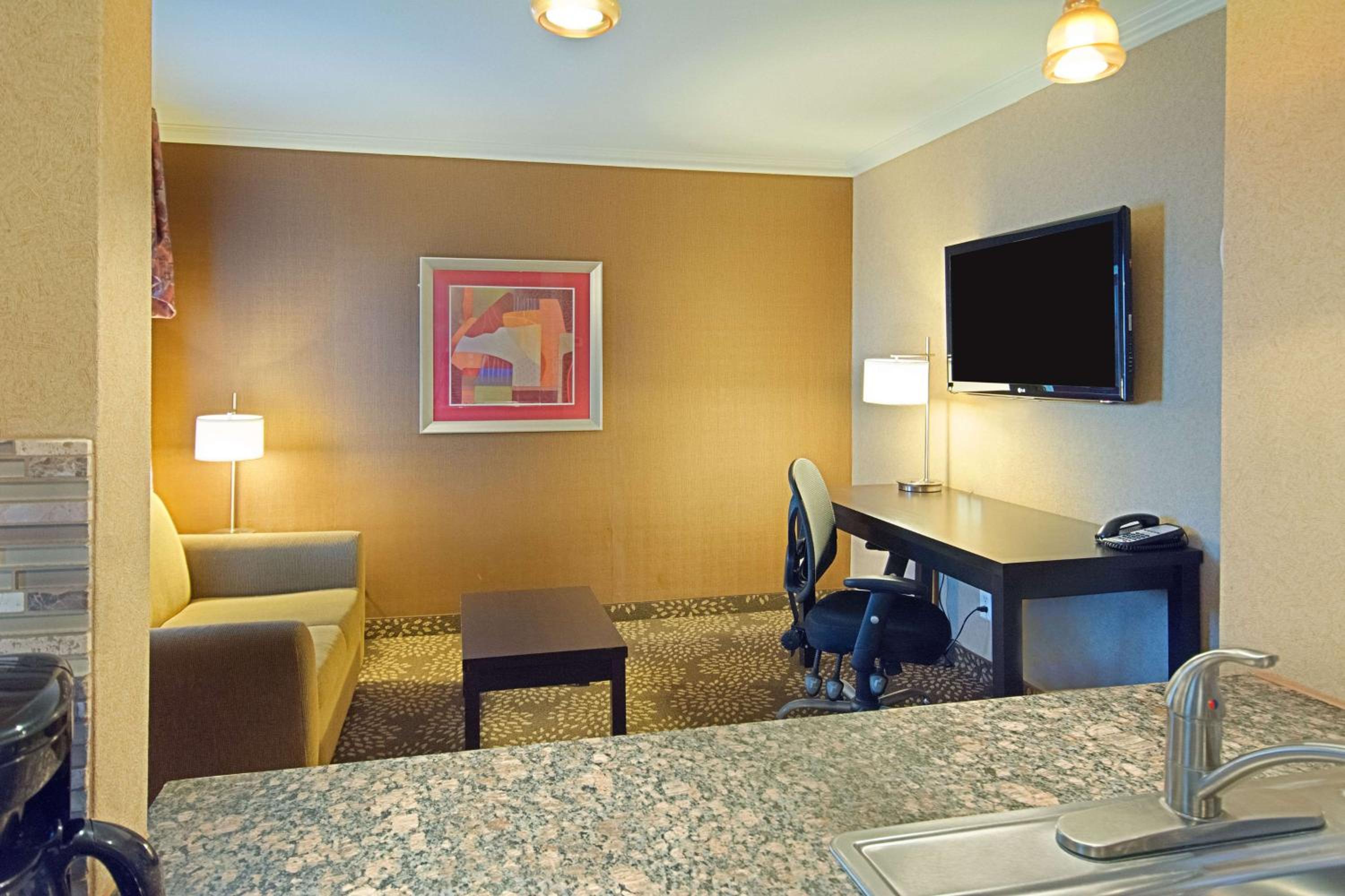King Suite with Kitchenette - Non-smoking - Photo 5