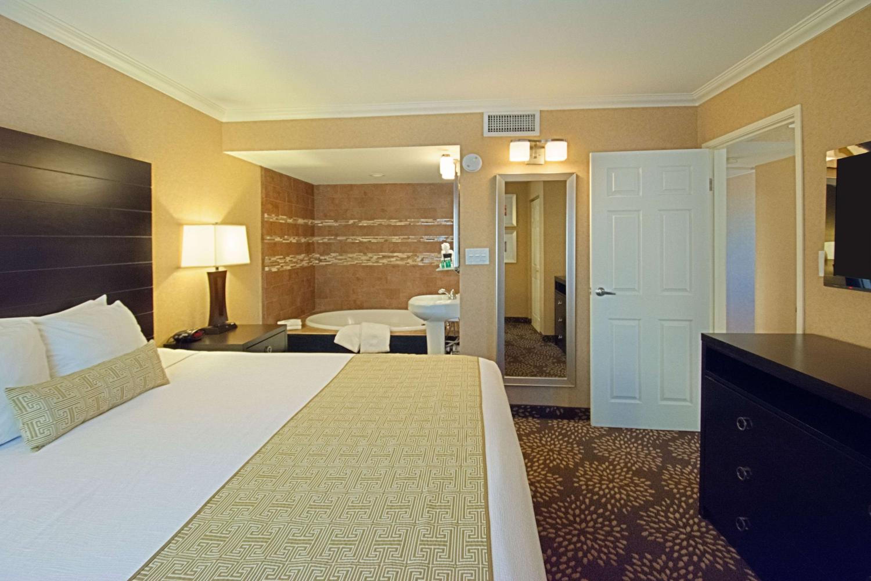 King Suite with Jetted Tub - Non-Smoking - Photo 1