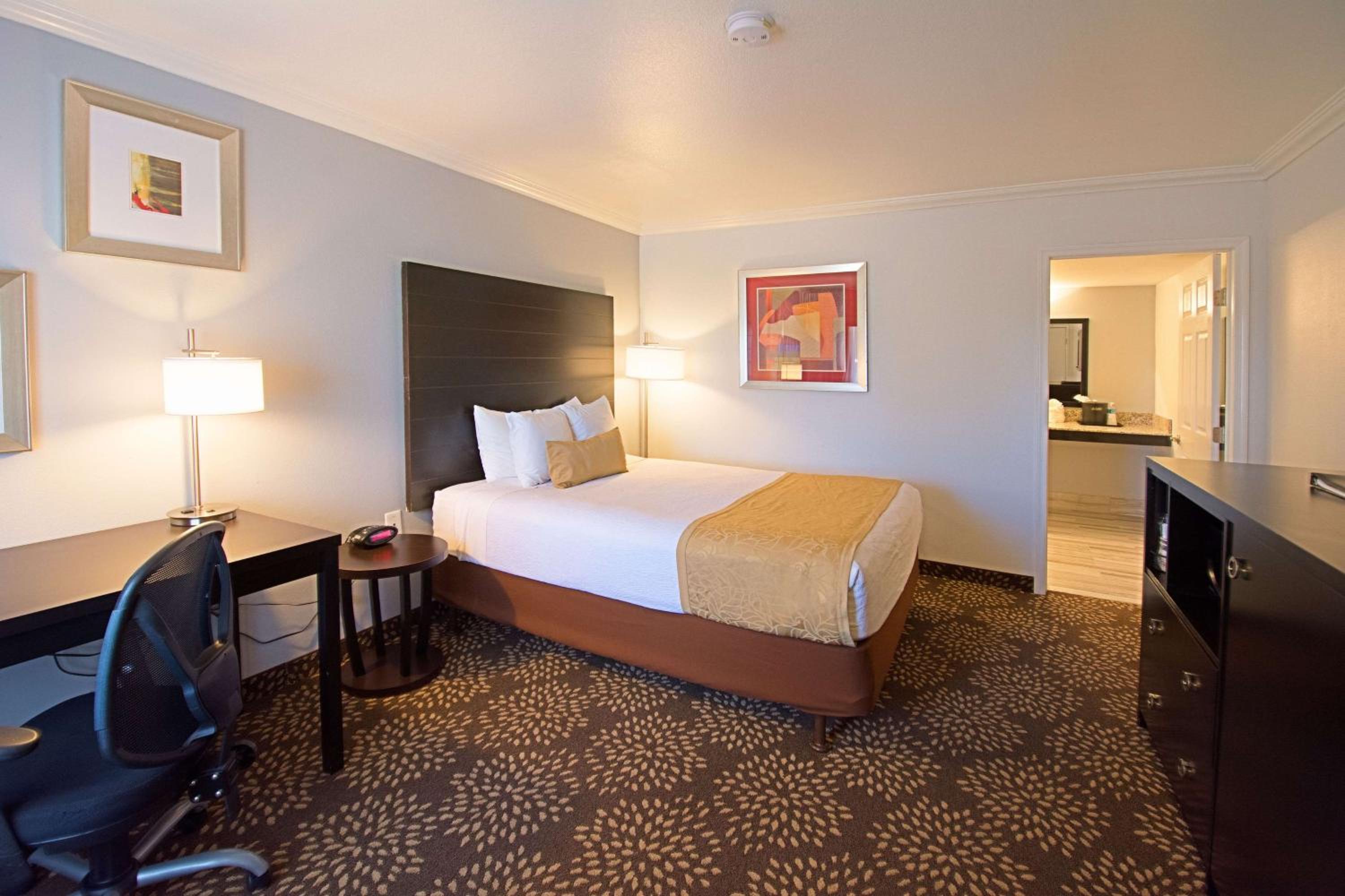 Queen Suite - Disability Access/Non Smoking - Photo 1