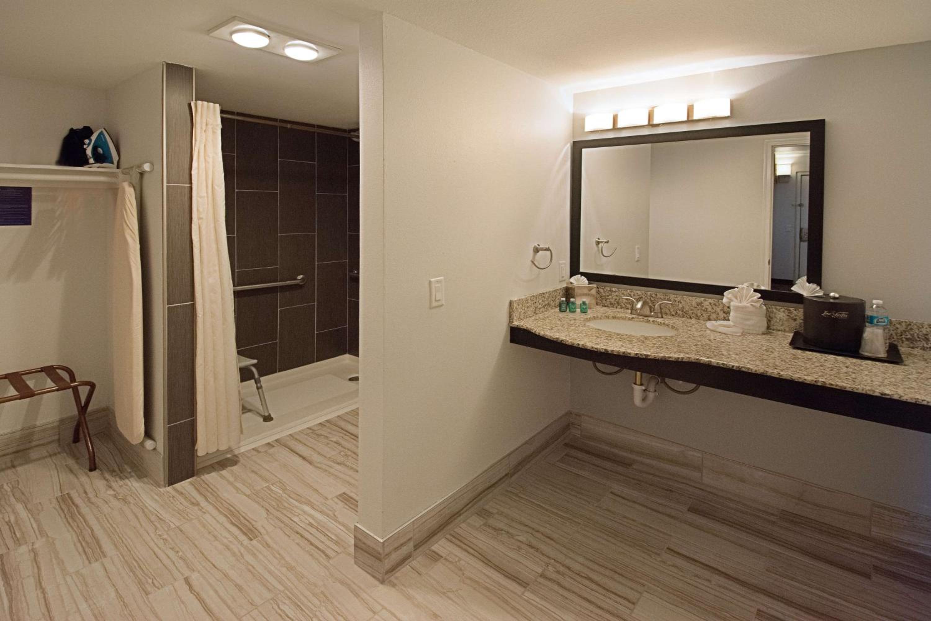Queen Suite - Disability Access/Non Smoking - Photo 2
