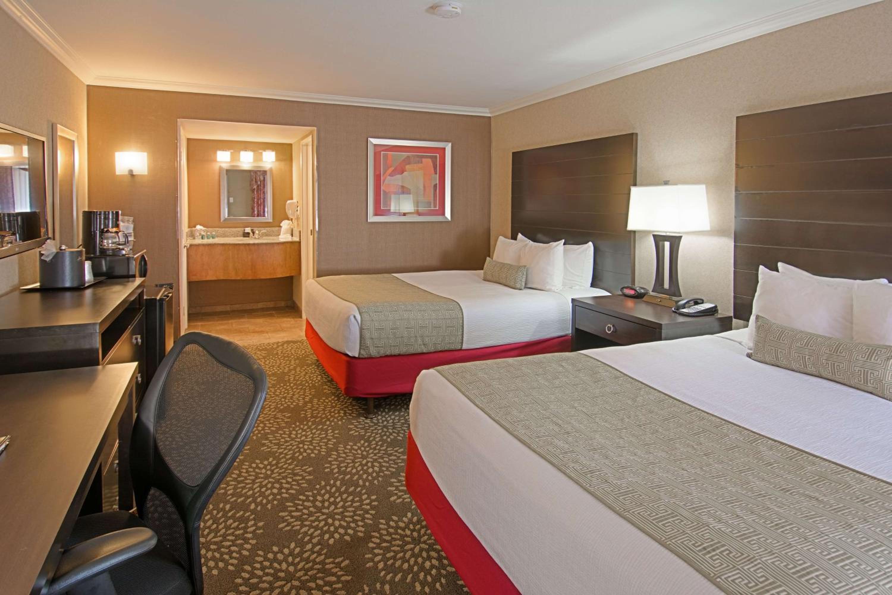 Queen Room with Two Queen Beds - Non-Smoking - Photo 1