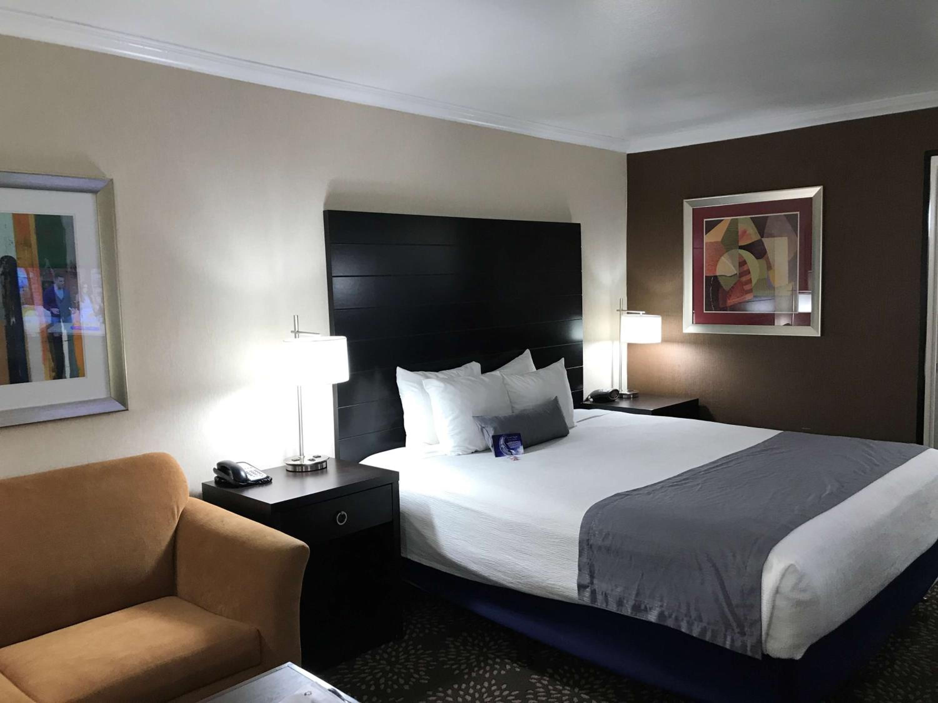 King Room - Non-Smoking - Photo 1