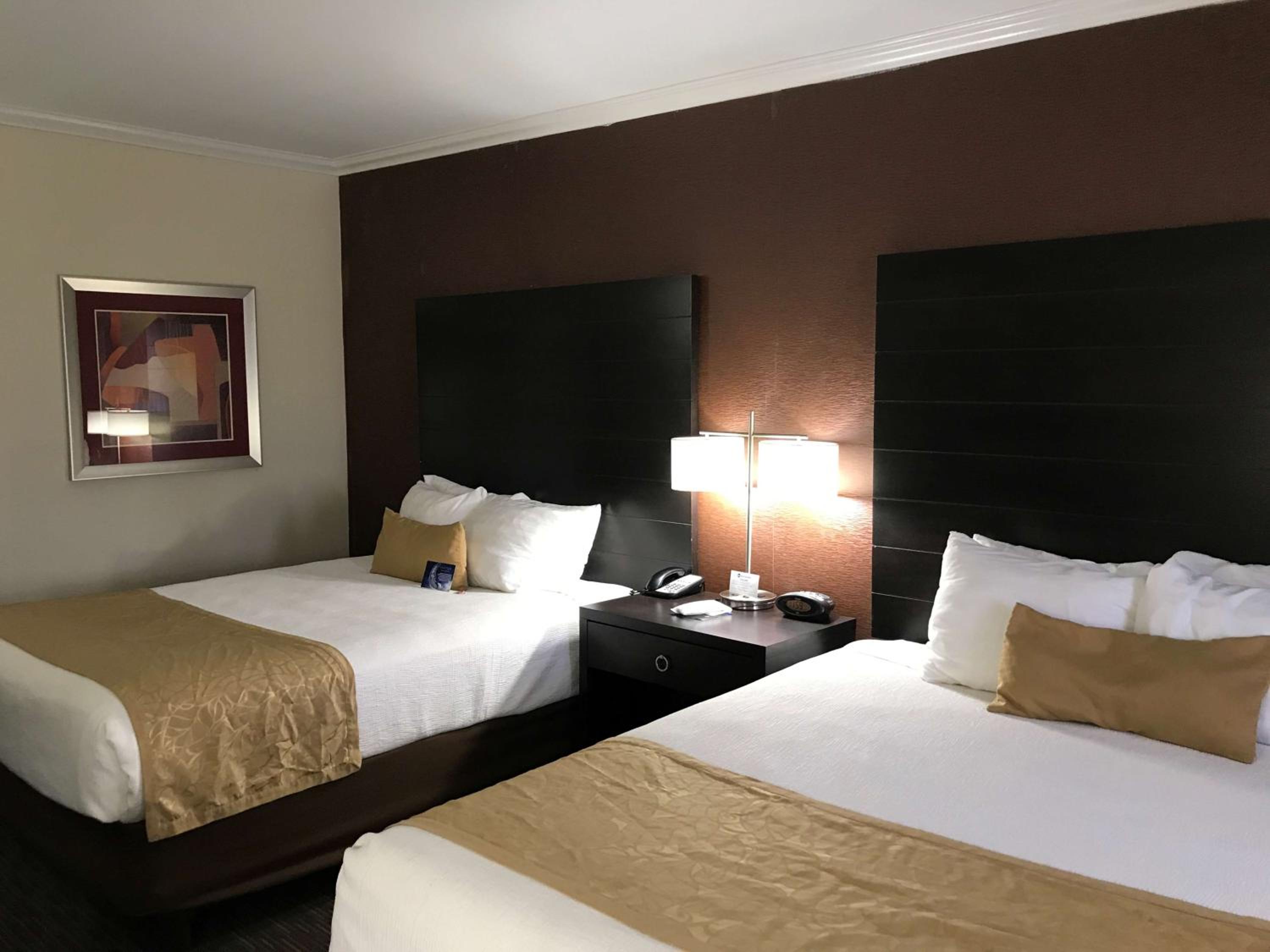 Queen Room with Two Queen Beds - Non-Smoking - Photo 5