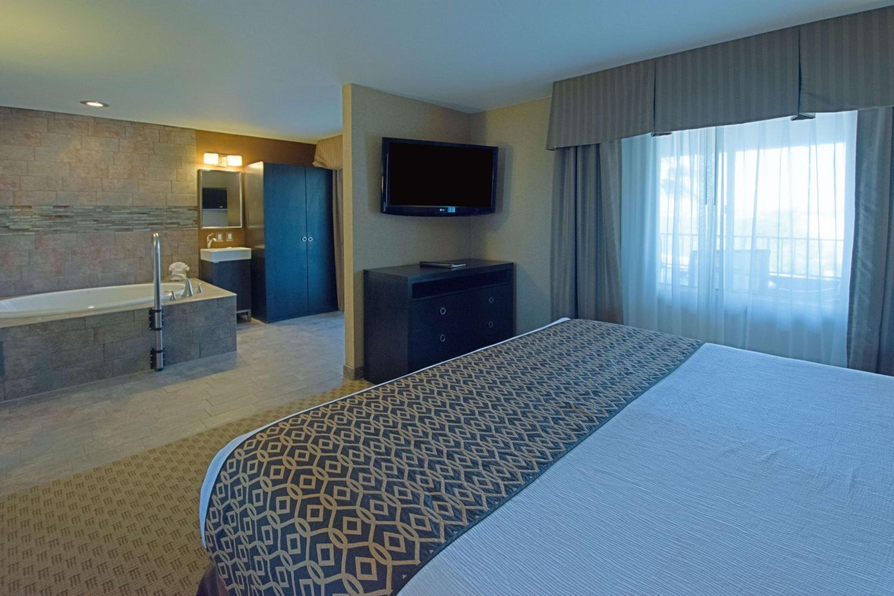 King Suite with Jetted Tub - Non-Smoking - Photo 2