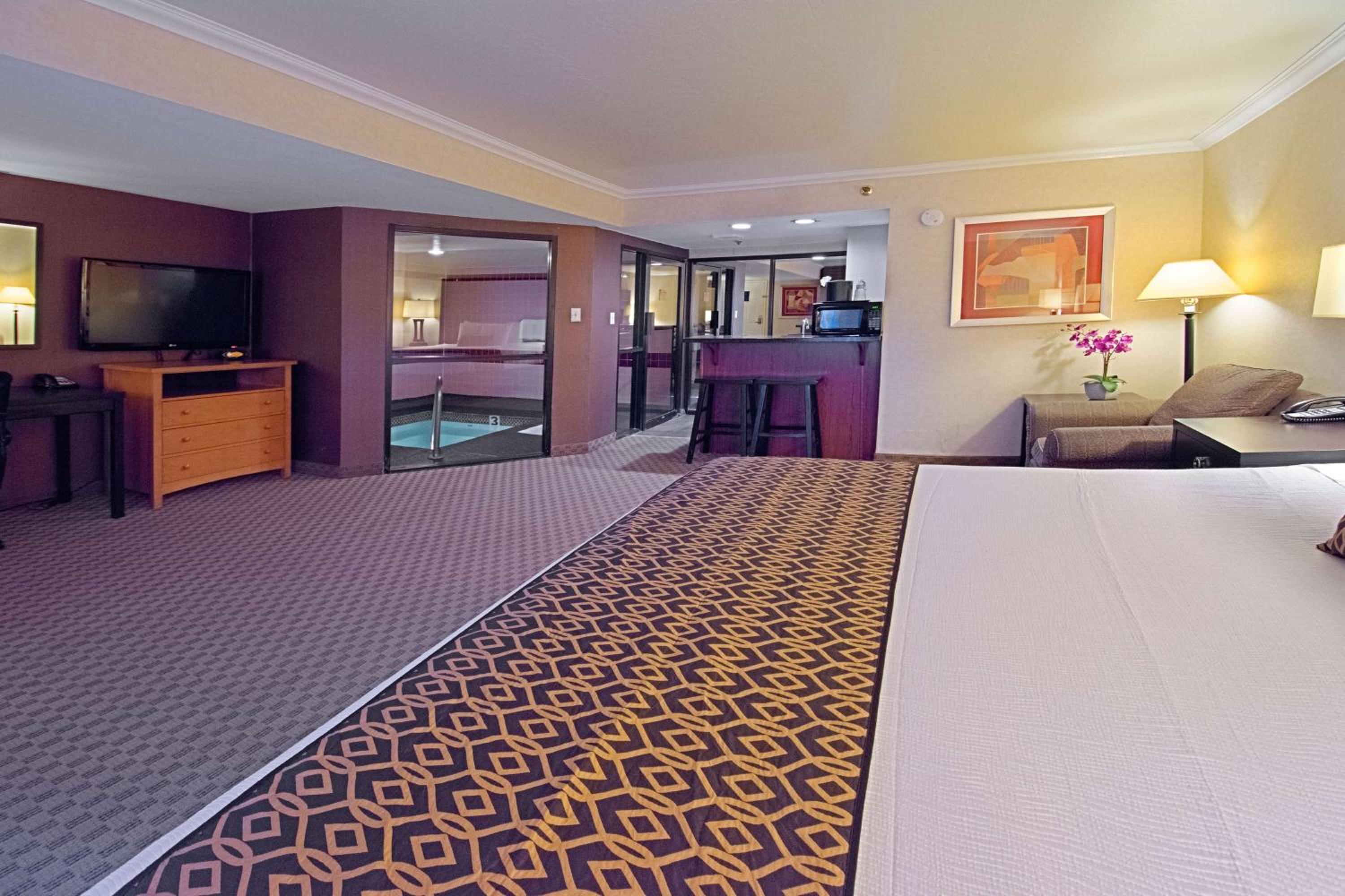 King Suite with Jetted Tub - Non-Smoking - Photo 3