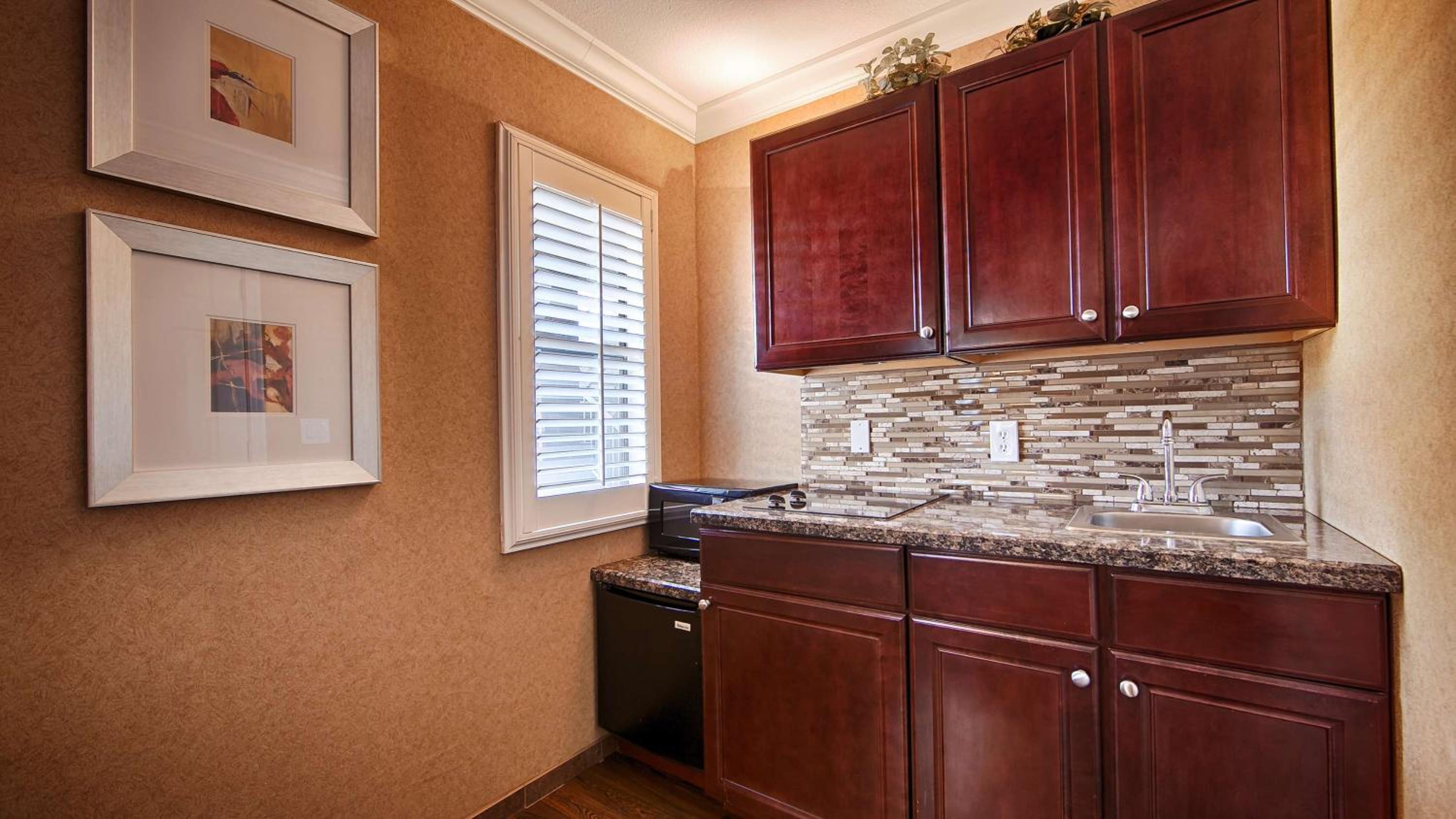 King Suite with Kitchenette - Non-smoking - Photo 4