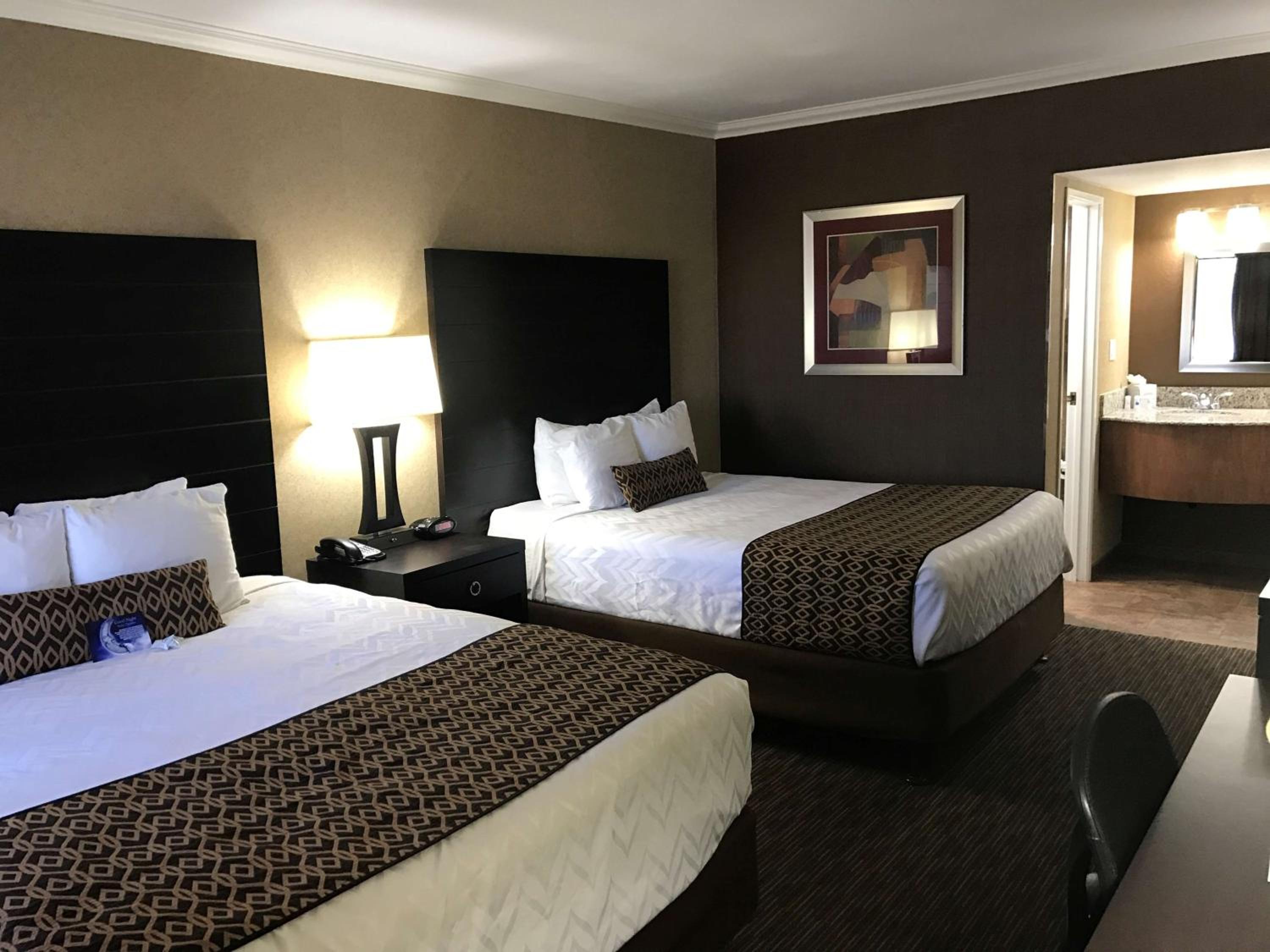 Queen Room with Two Queen Beds - Non-Smoking - Photo 6
