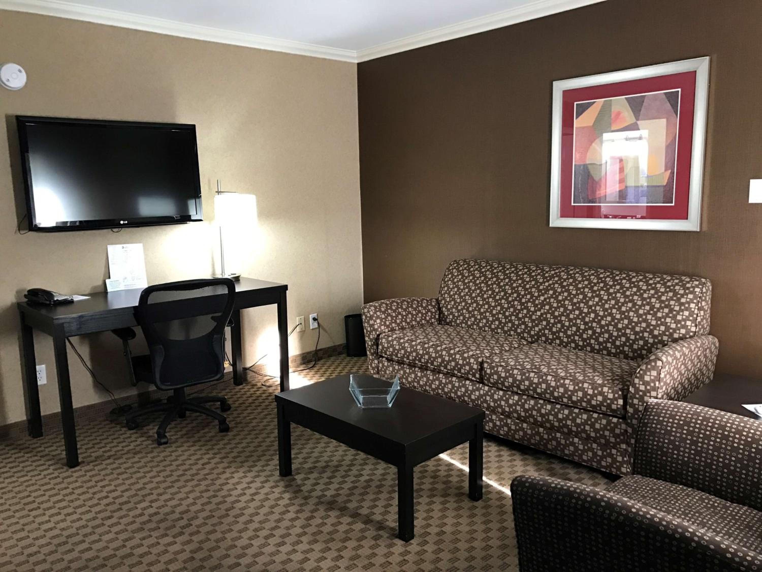 Queen Suite with Two Queen Beds - Non Smoking - Photo 4