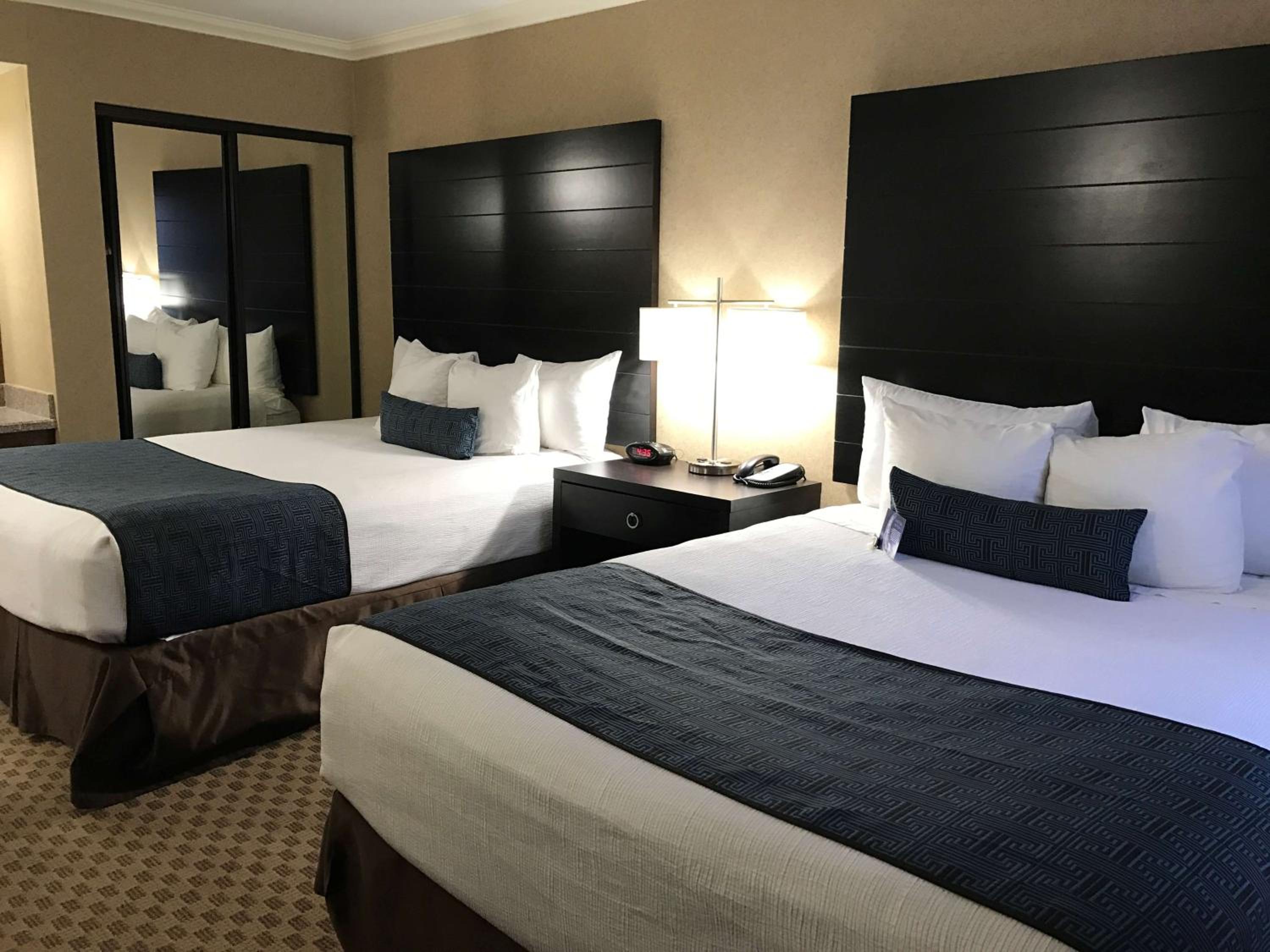 Queen Room with Two Queen Beds - Non-Smoking - Photo 4