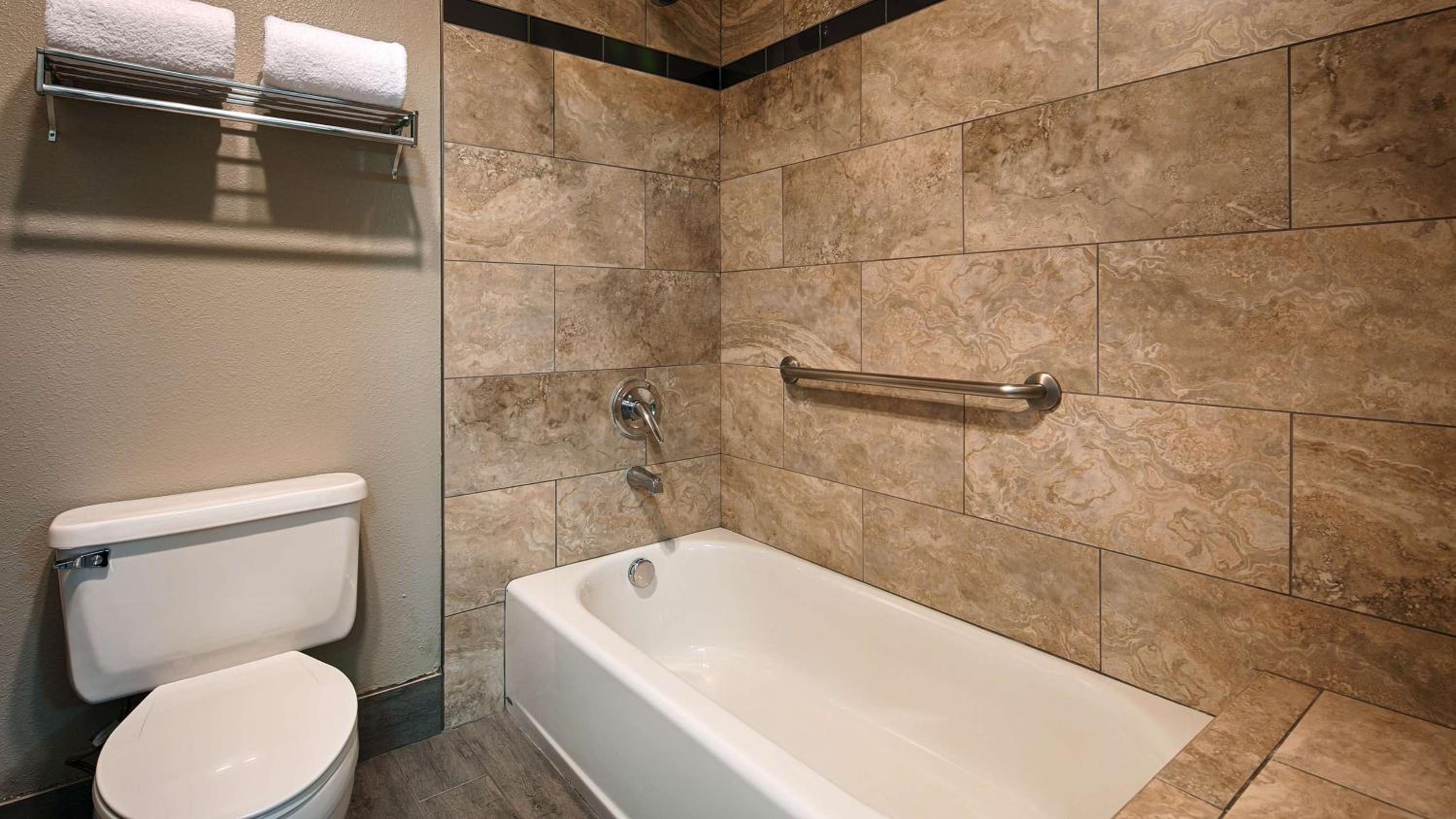 Queen Room with Two Queen Beds and Bath Tub - Disability Access/Non-Smoking  - Photo 2