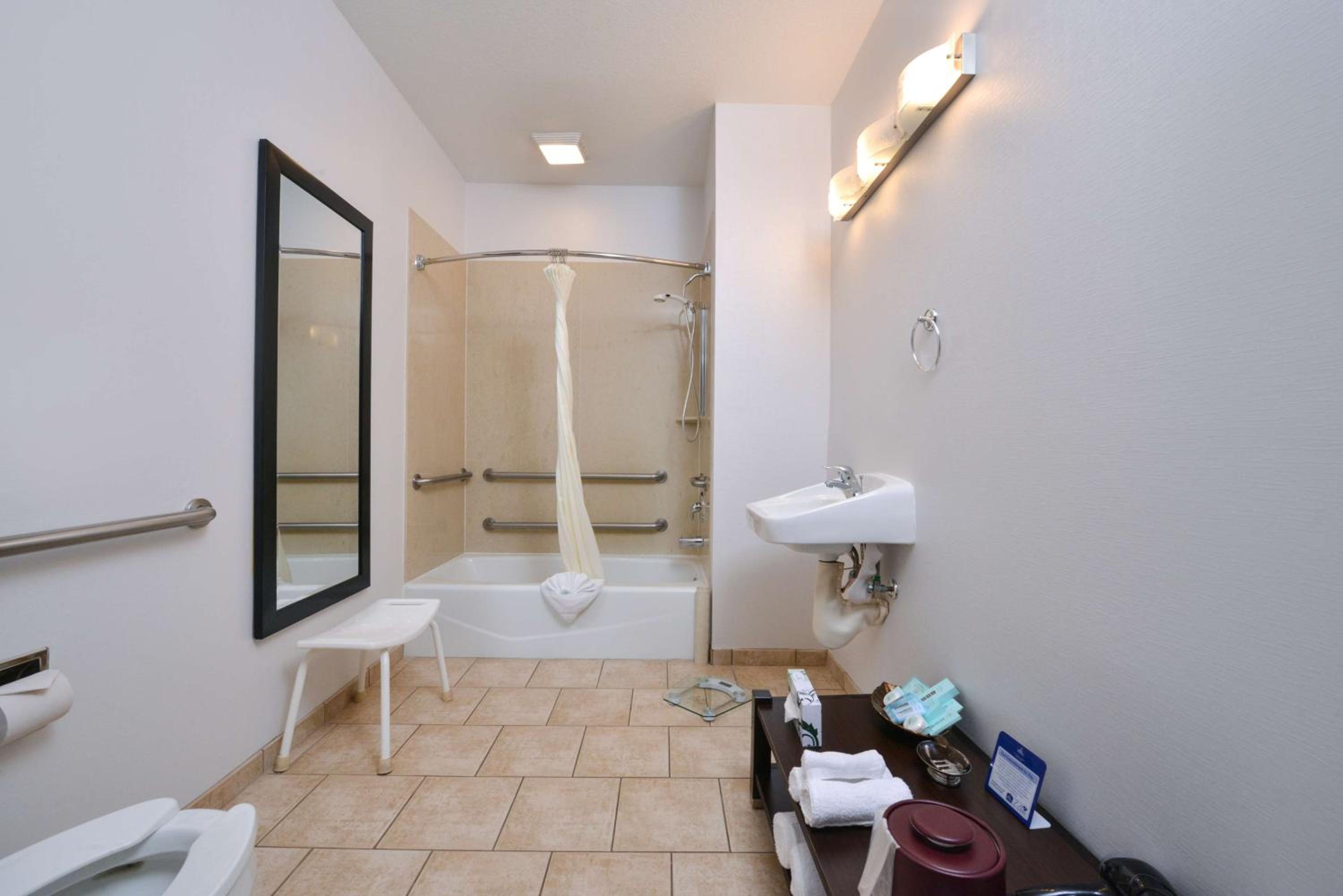 Double Room with Bath - Mobility Accessible/Non-Smoking - Photo 2