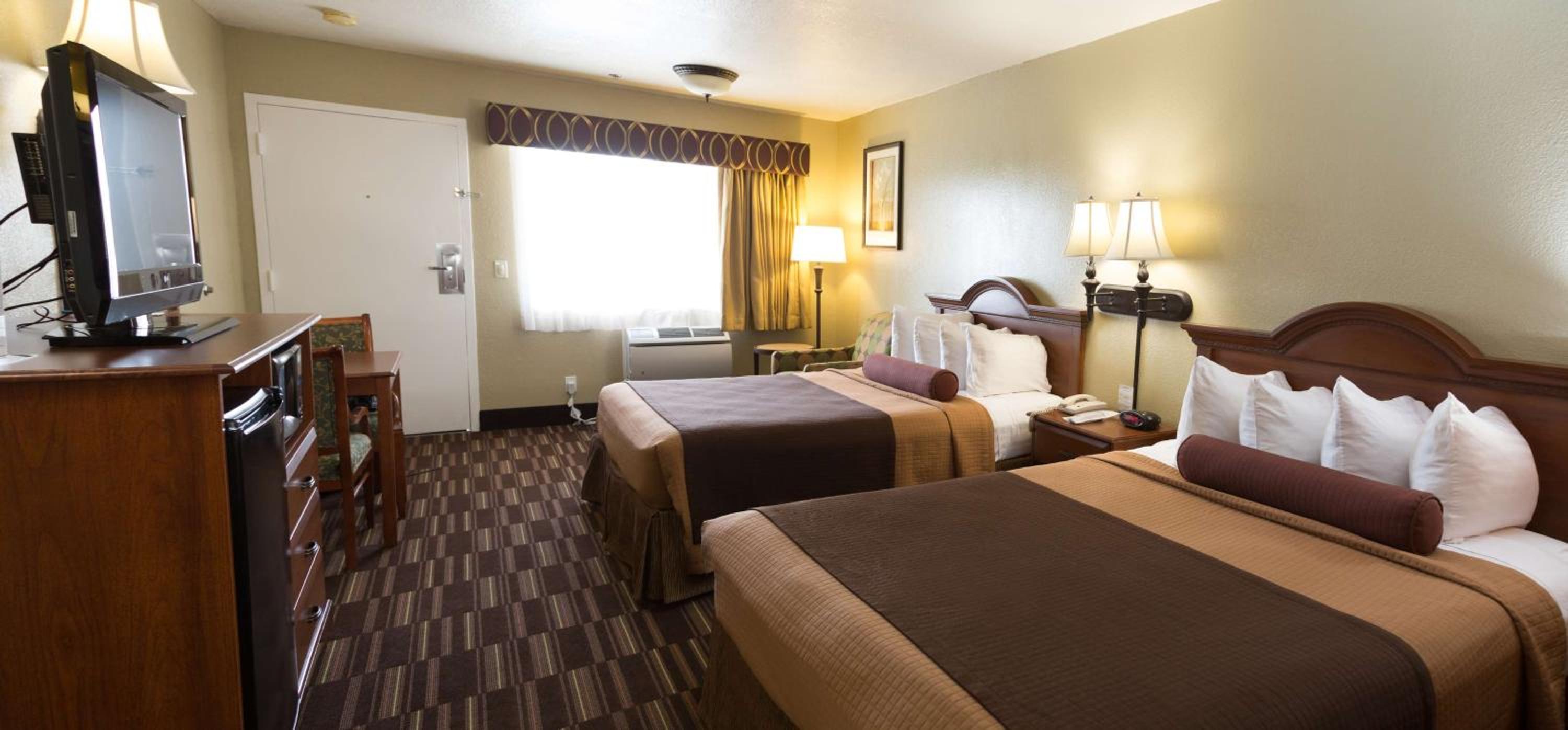 Queen Room with Two Queen Beds - Photo 3