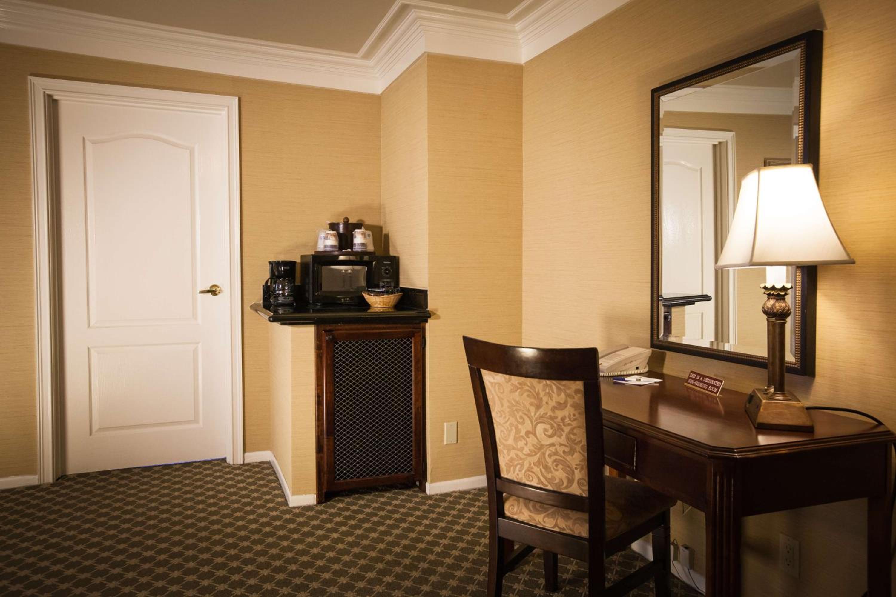 Queen Suite with Two Queen Beds and Balcony - Non-Smoking thumbnail 6