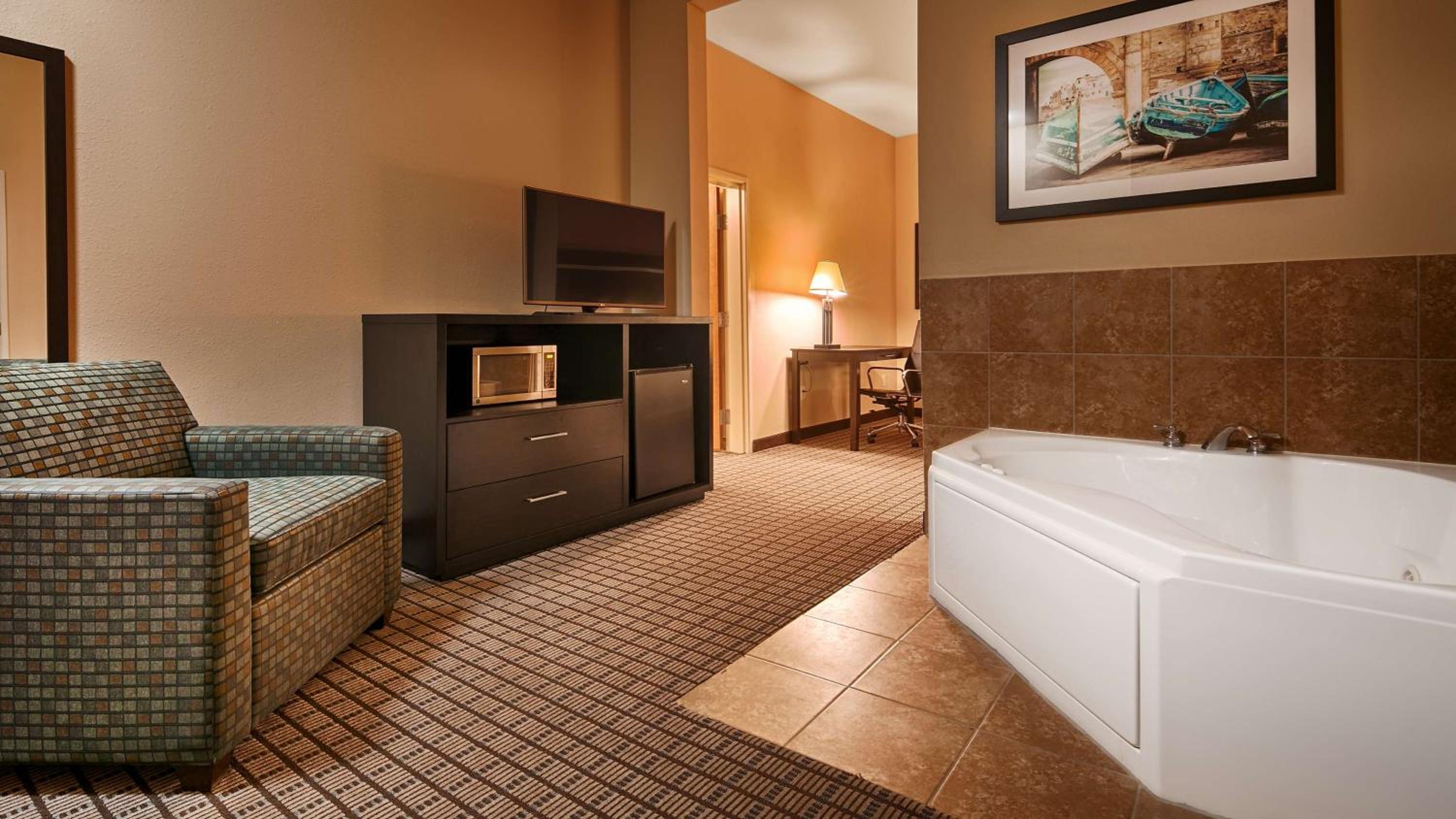 King Suite with Spa Bath - Non-Smoking - Photo 1