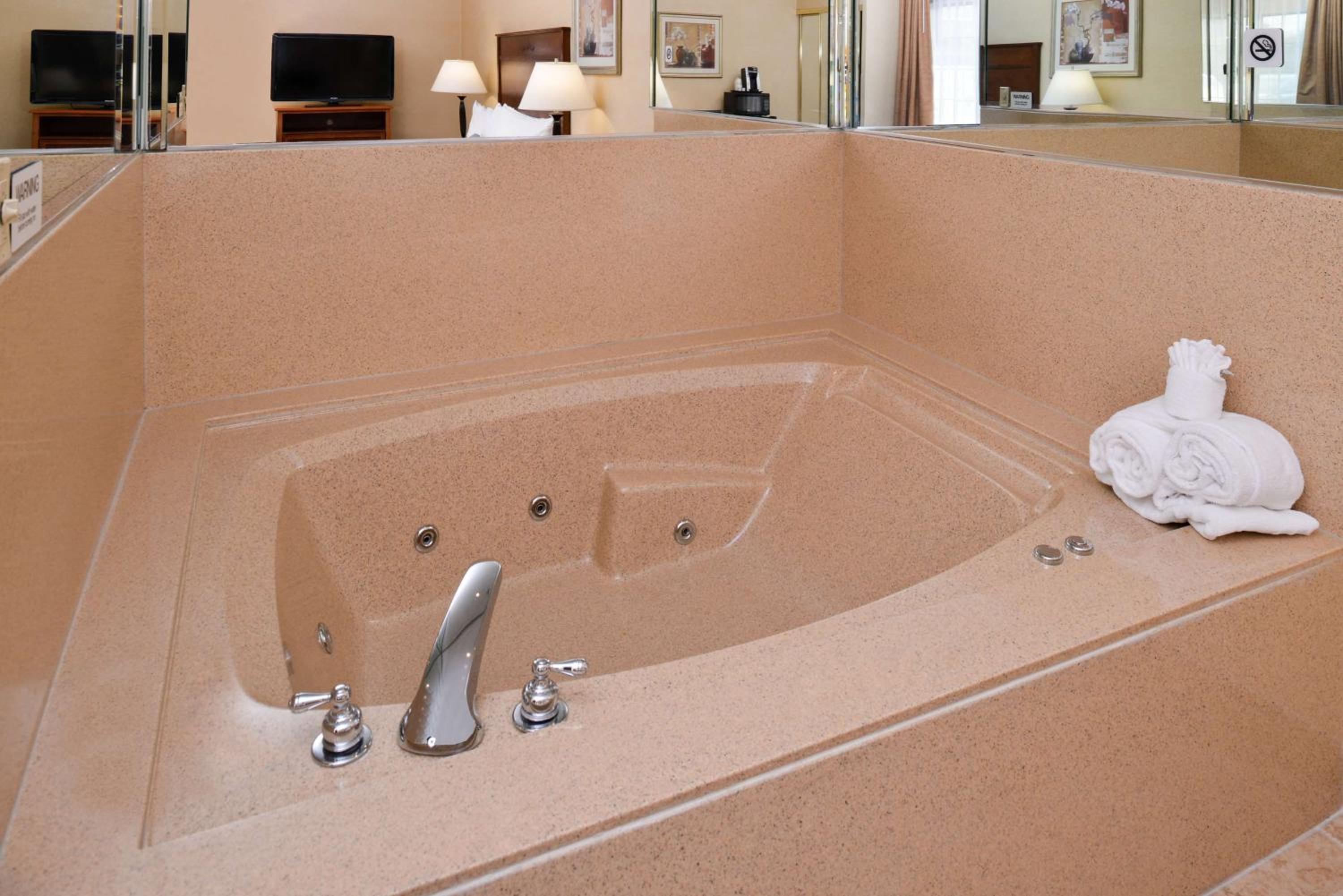 King Suite with Spa Bath - Non-Smoking - Photo 4