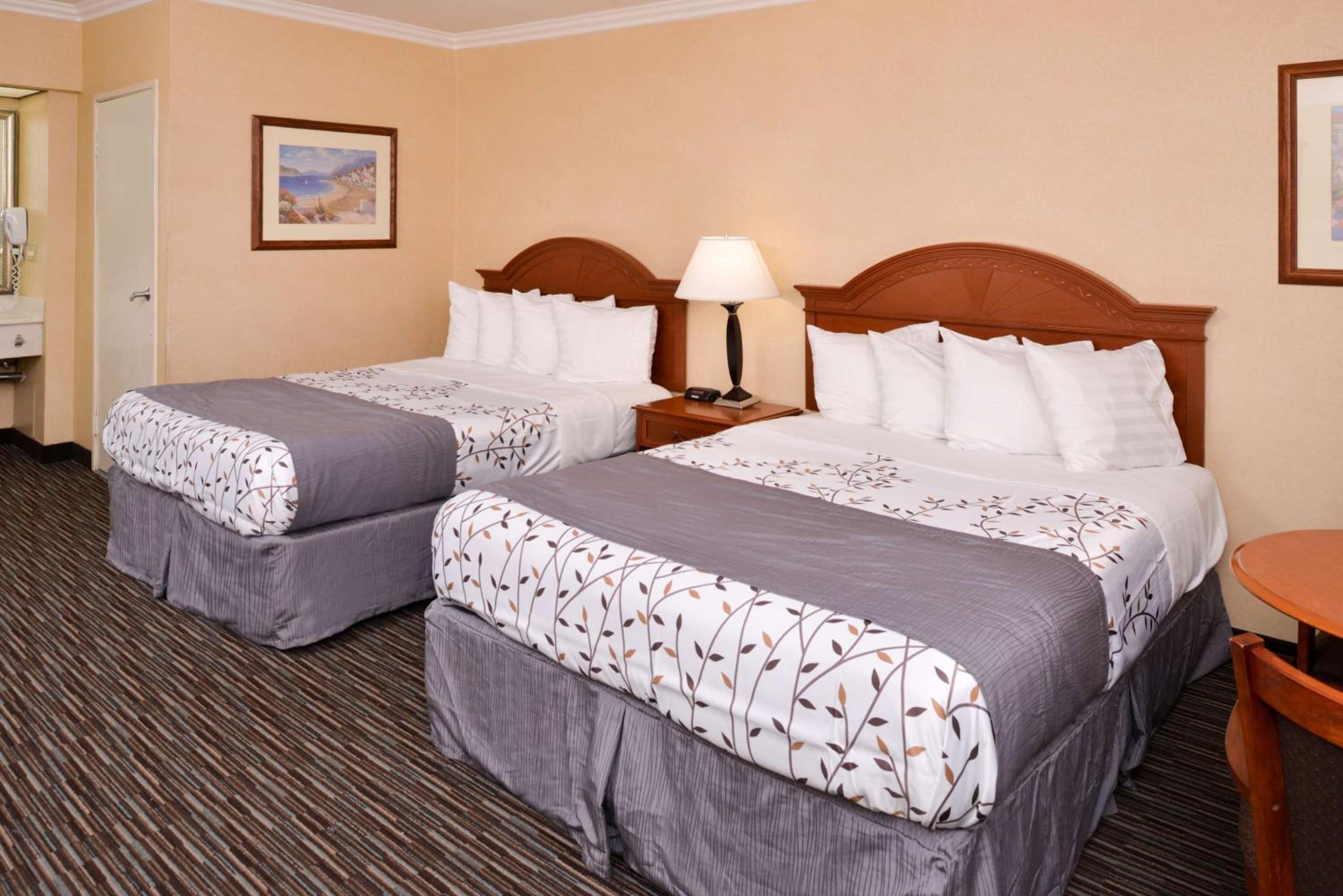 Queen Room with Two Queen Beds - Mobility Accessible/Non-Smoking - Photo 3