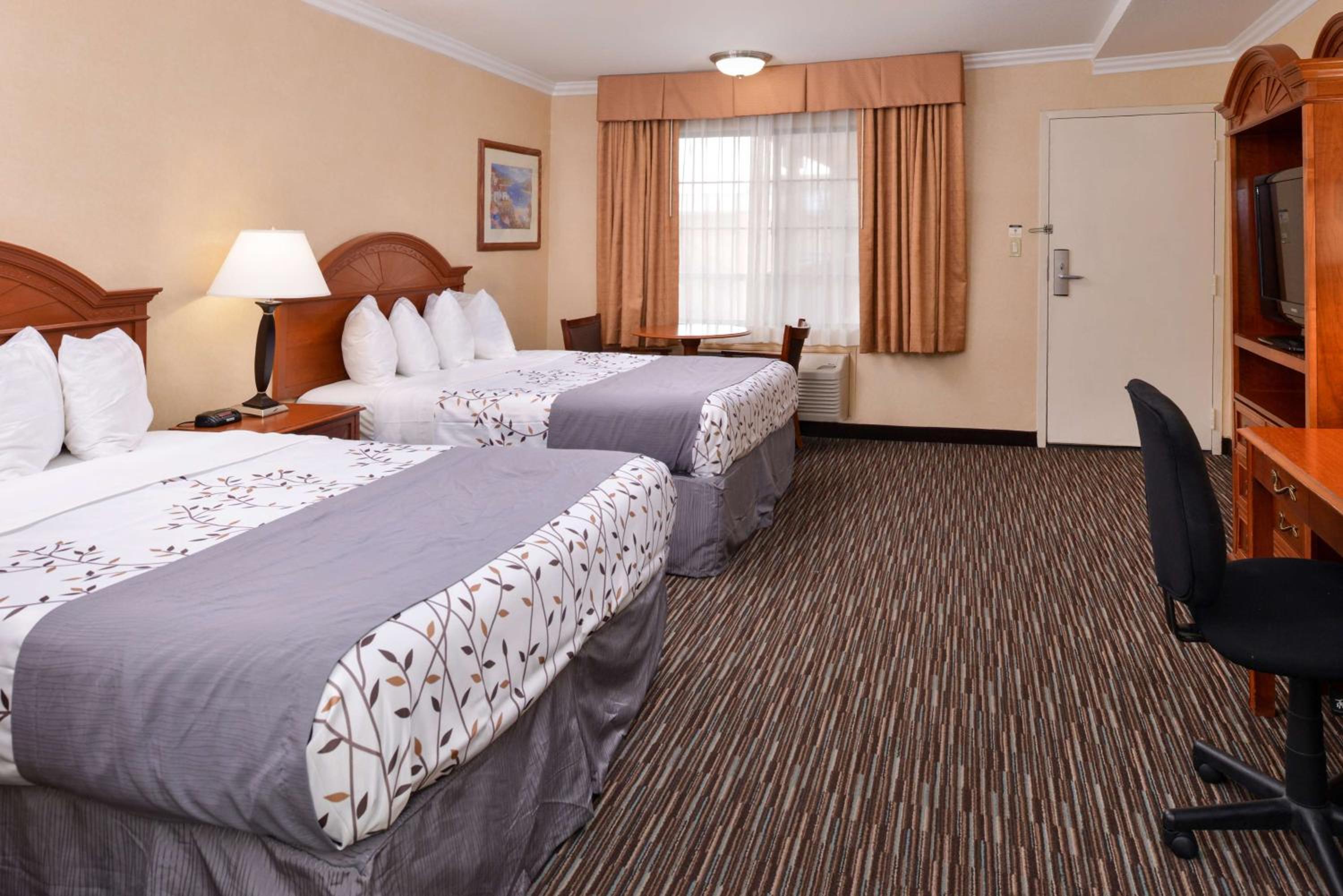 Queen Room with Two Queen Beds - Mobility Accessible/Non-Smoking - Photo 2
