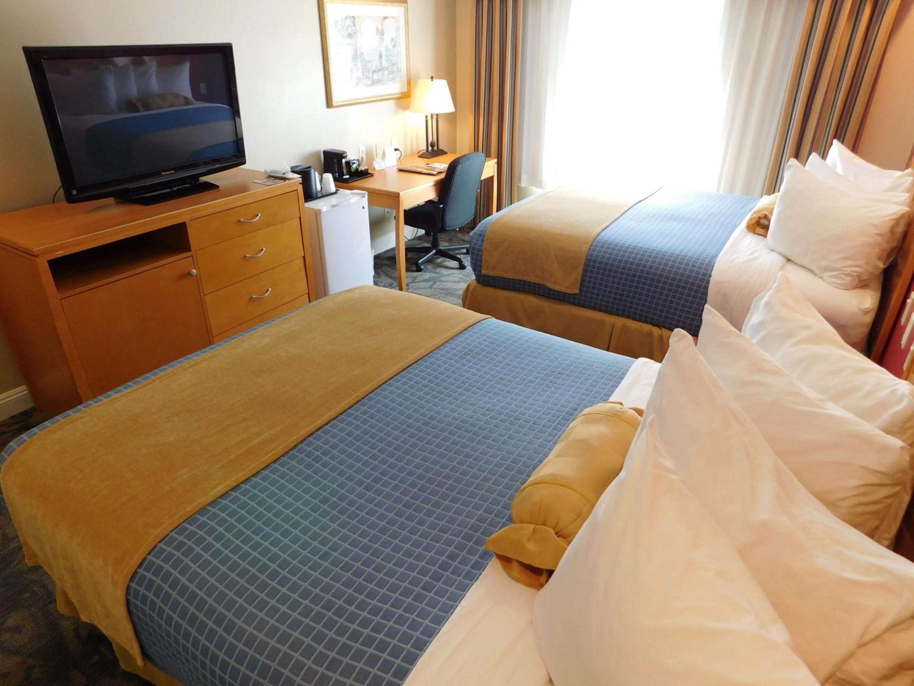 Queen Room with Two Queen Beds photo 2