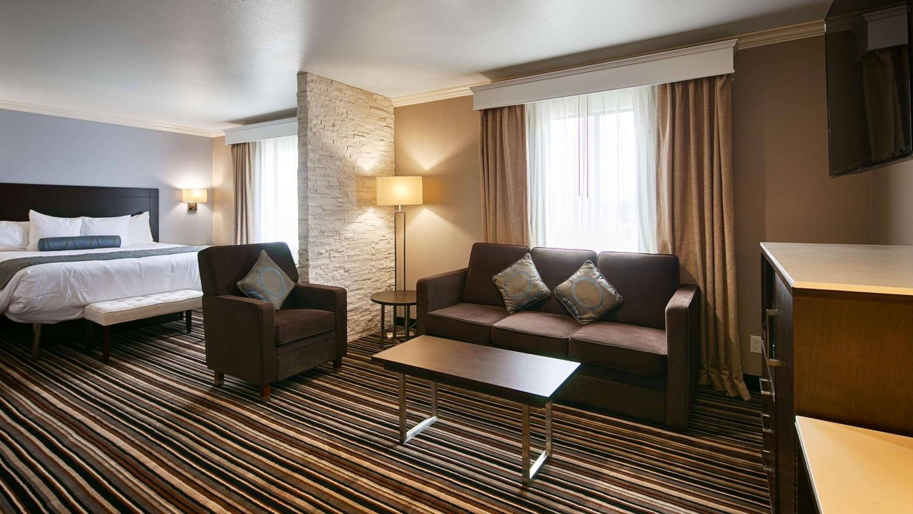 King Suite with Fireplace - Non-Smoking - Photo 2
