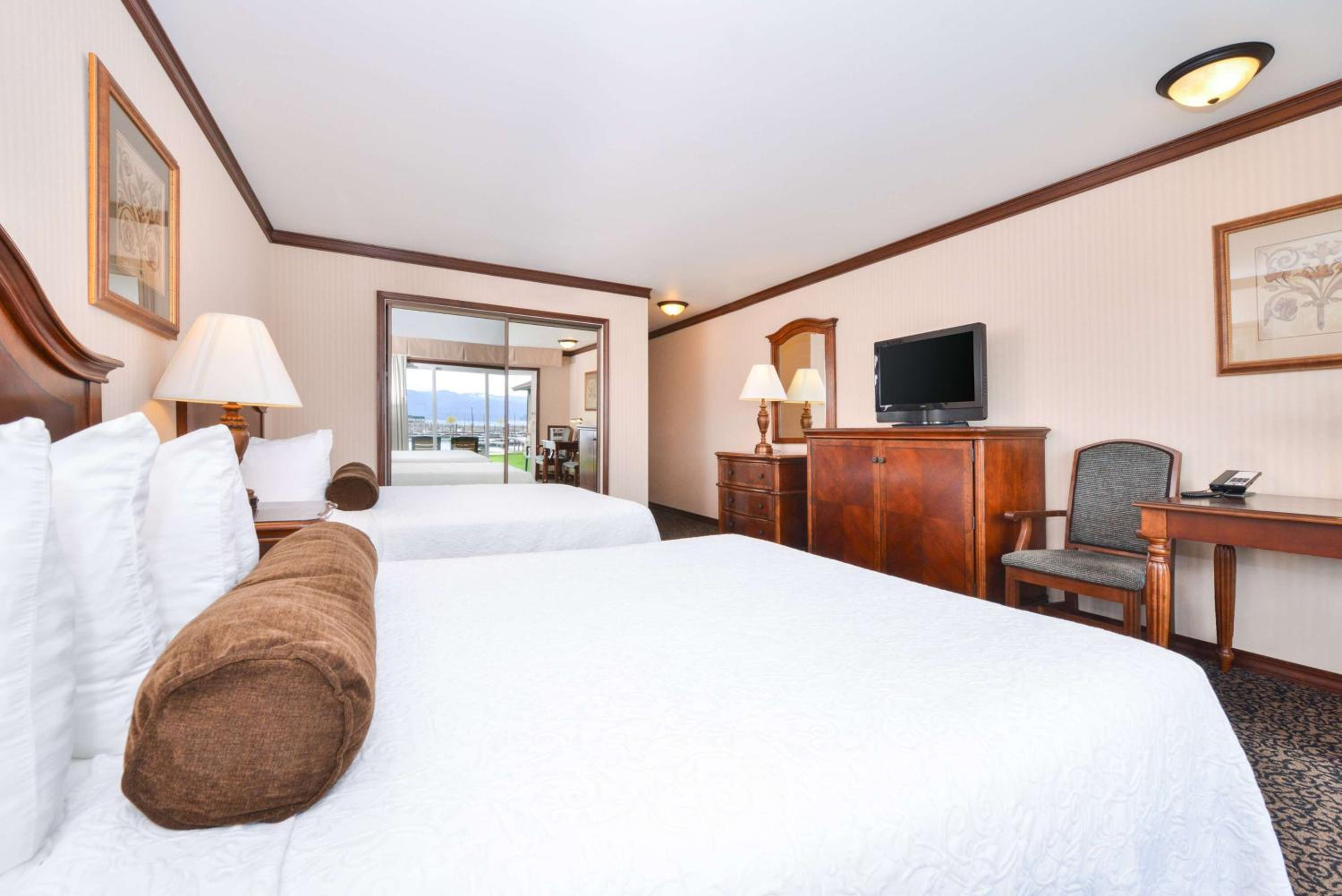 Queen Room With Two Queen Beds - Lake View - Non Smoking