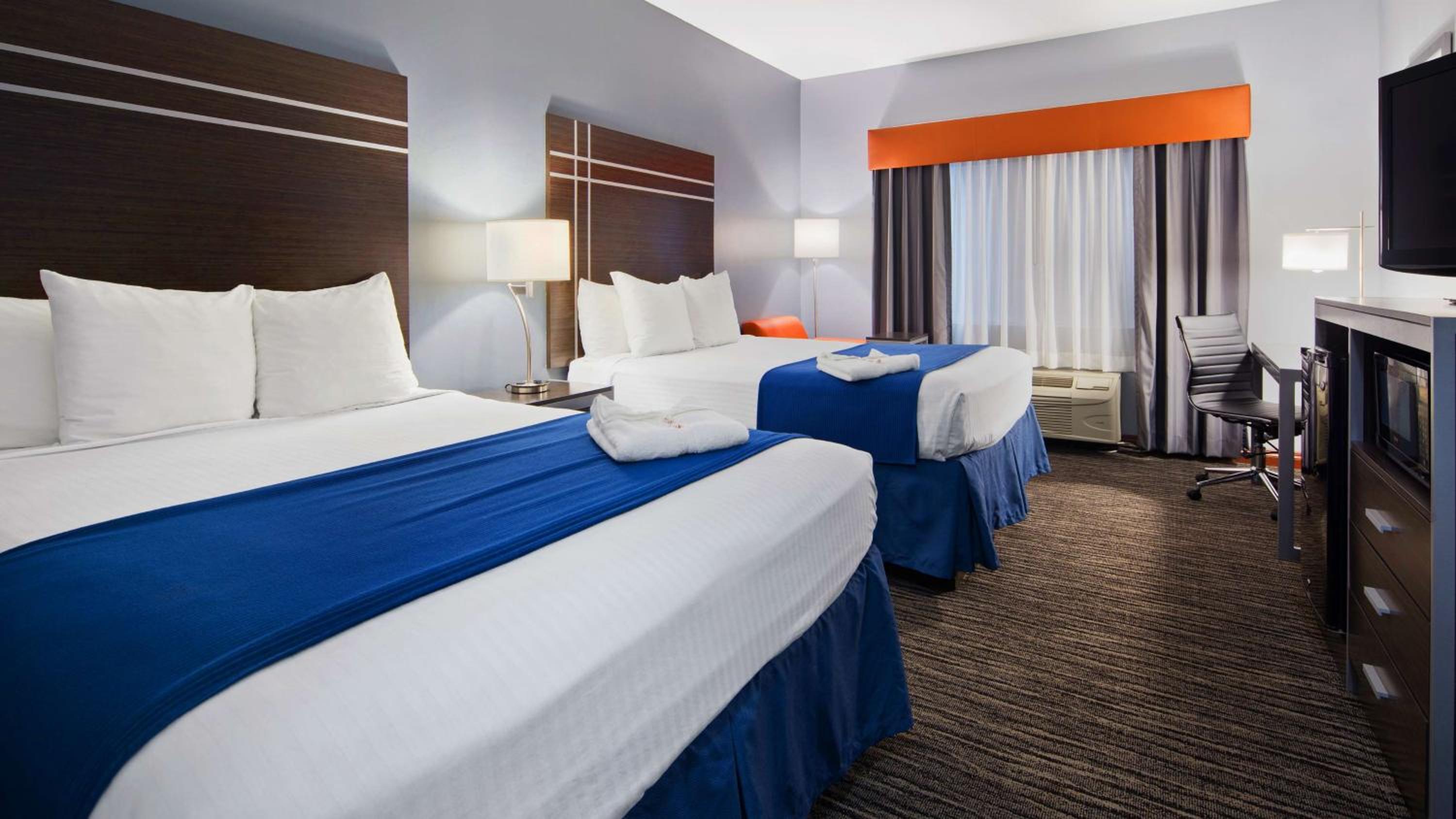 Queen Suite with Two Queen Beds and Sofa Bed - Non-Smoking - Photo 3
