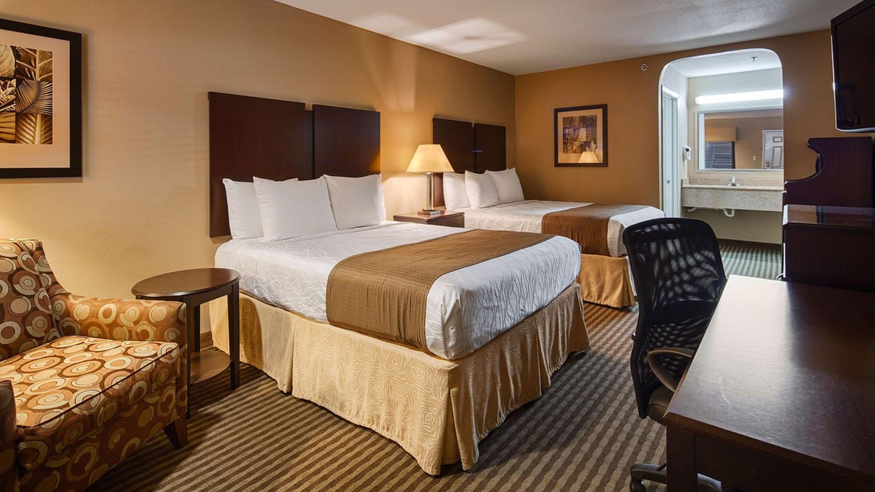 Queen Room with Two Queen Beds - Non Smoking - Photo 3