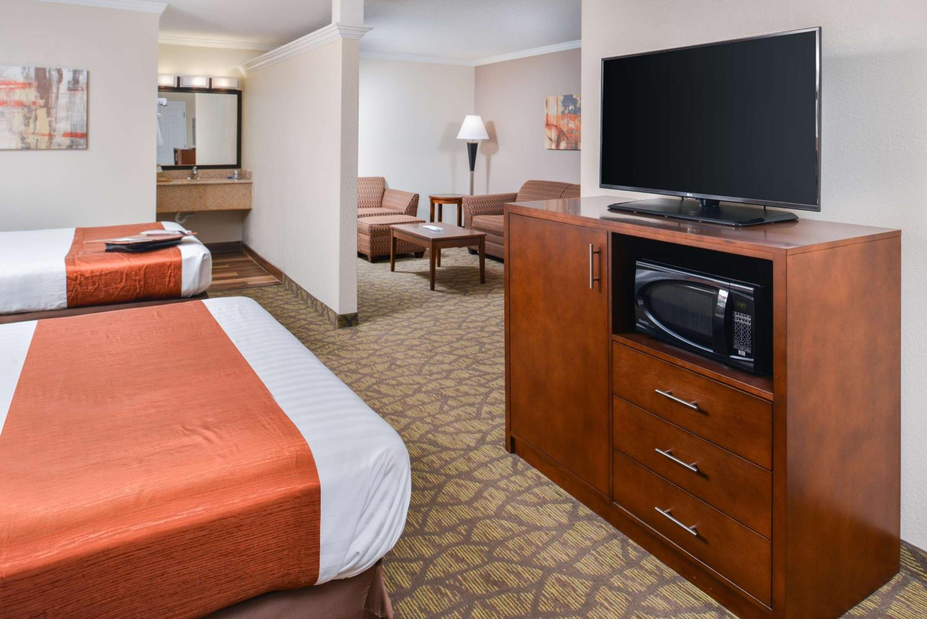Queen Suite with Two Queen Beds with Sofa Bed - Photo 1