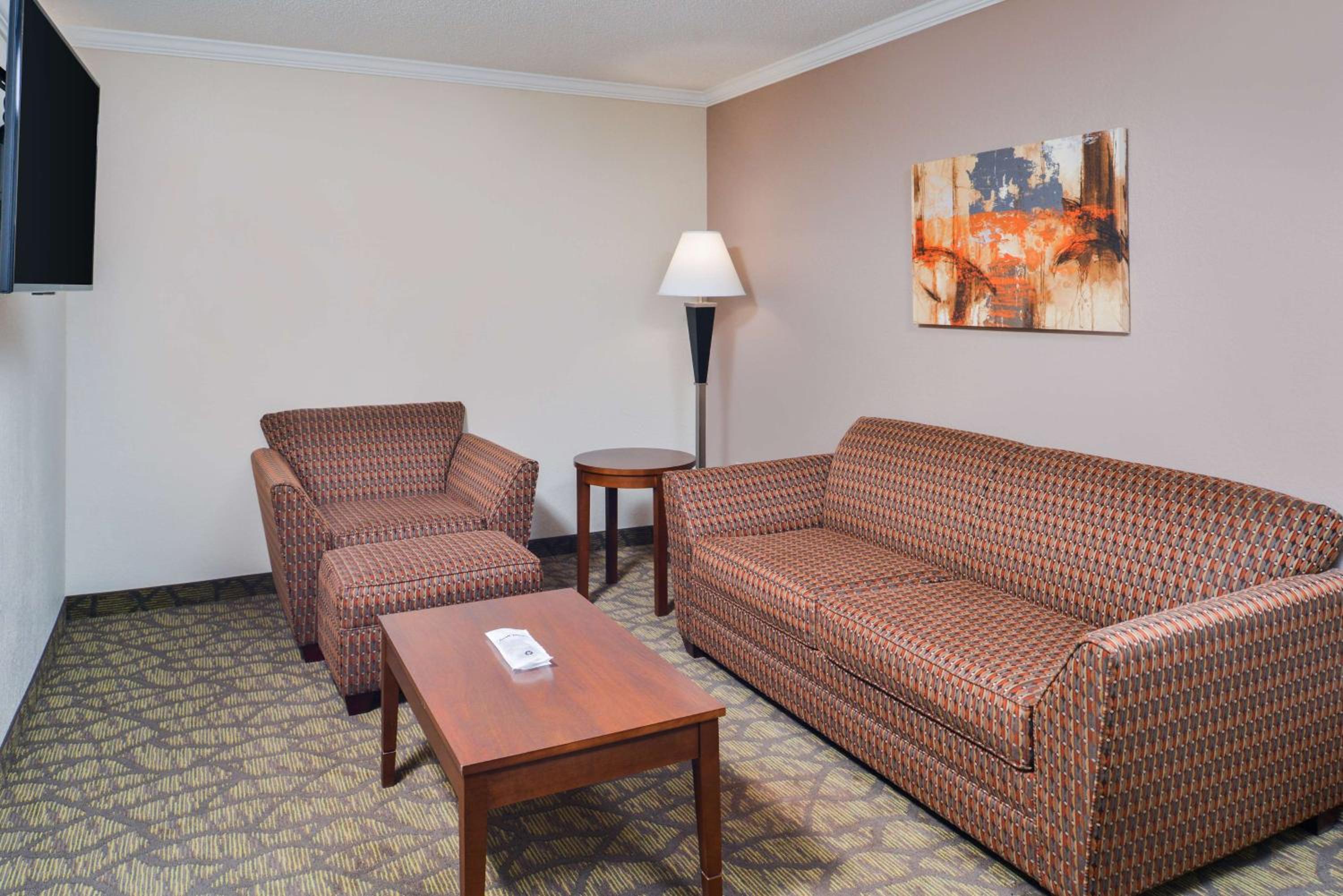 Queen Suite with Two Queen Beds with Sofa Bed - Photo 4