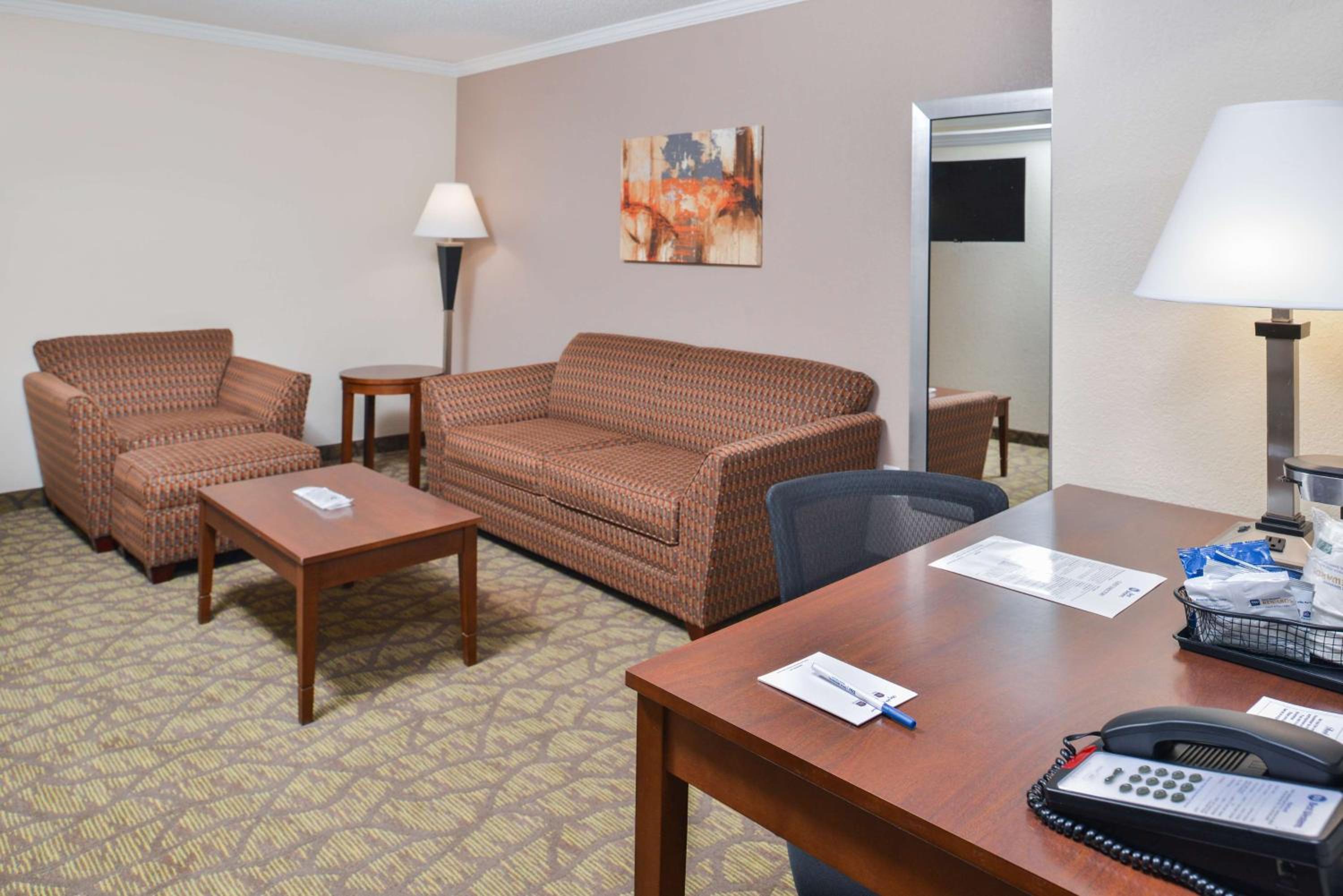 Queen Suite with Two Queen Beds with Sofa Bed - Photo 2