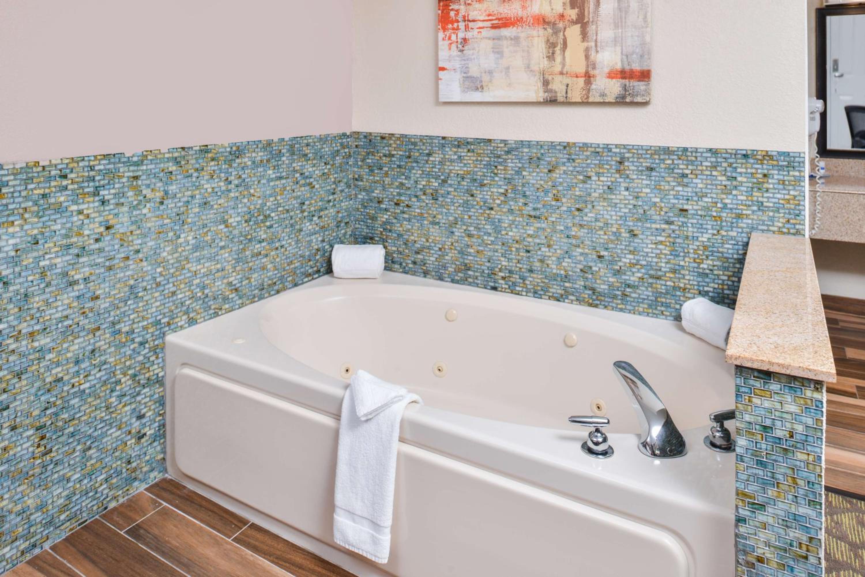 King Room with Spa Bath - Non-Smoking - Photo 3