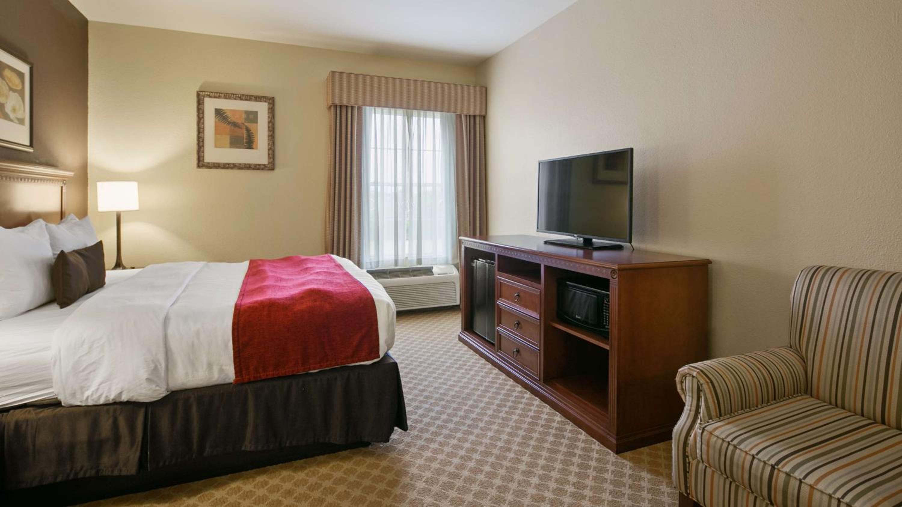 King Room - Non-Smoking - Photo 8