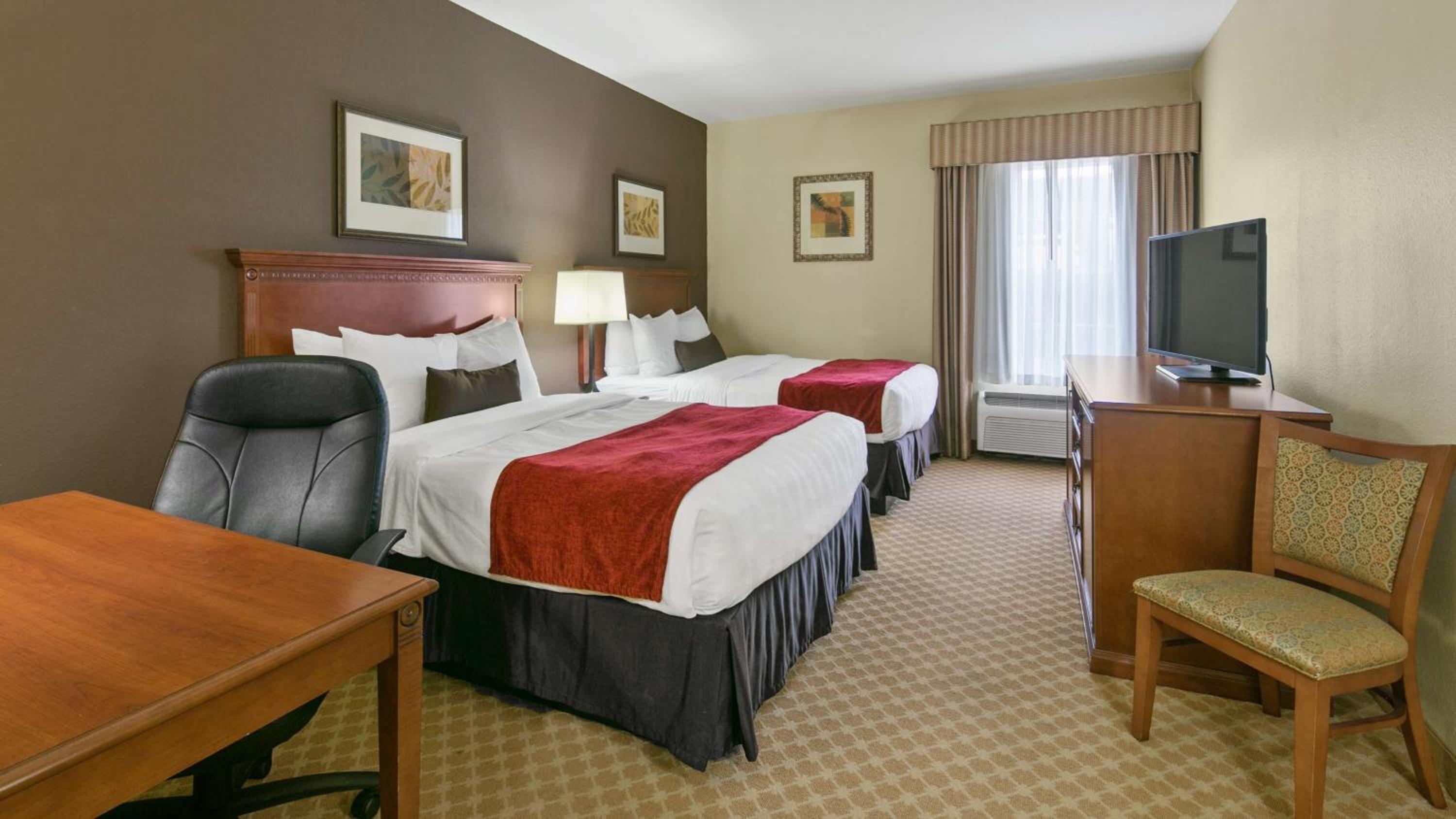 Queen Room with Two Queen Beds - Non-Smoking - Photo 4