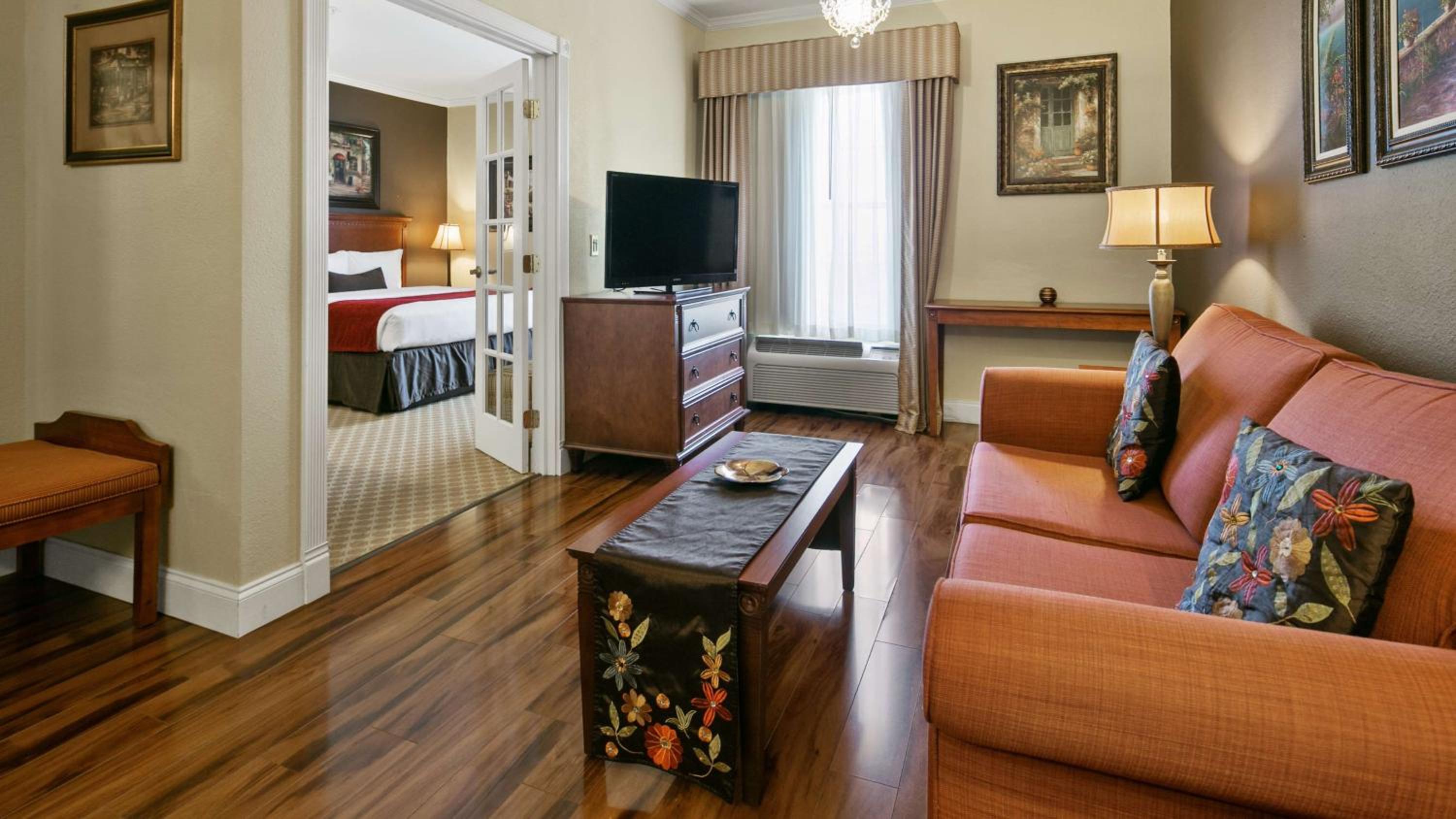 Royal King Suite with Spa Bath - Non-Smoking - Photo 2
