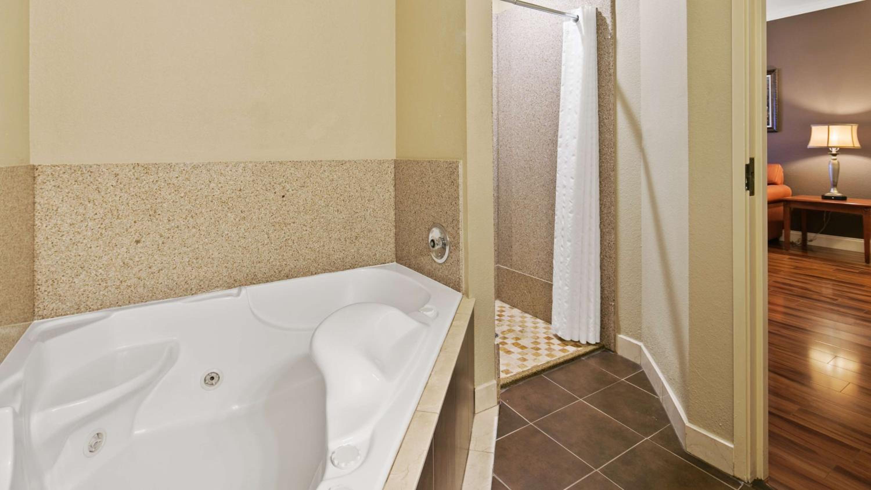 King Suite with Sofa Bed - Non Smoking - Photo 4