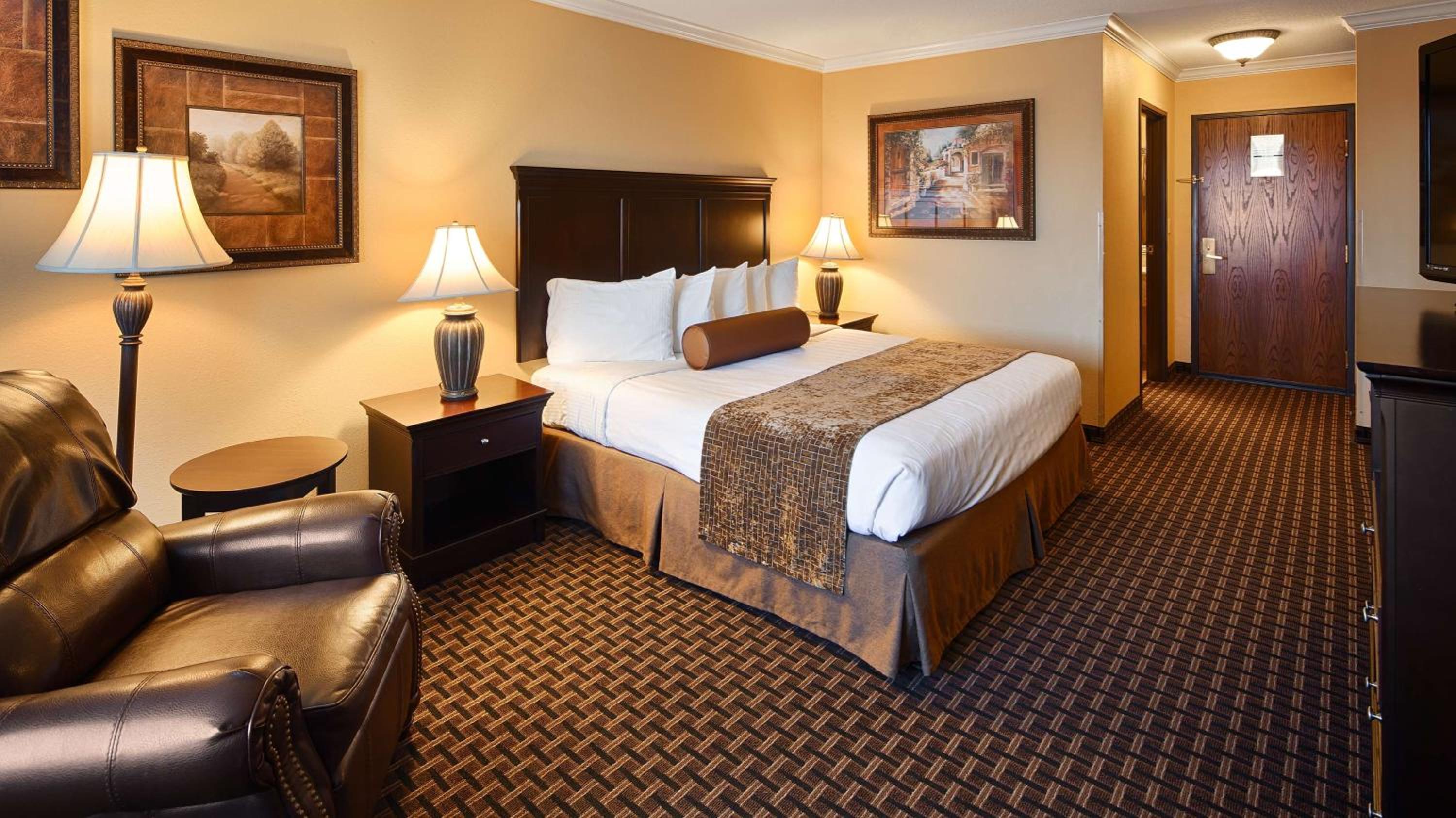 King Suite with Two King Beds and Sofa Bed - Non-Smoking photo 3